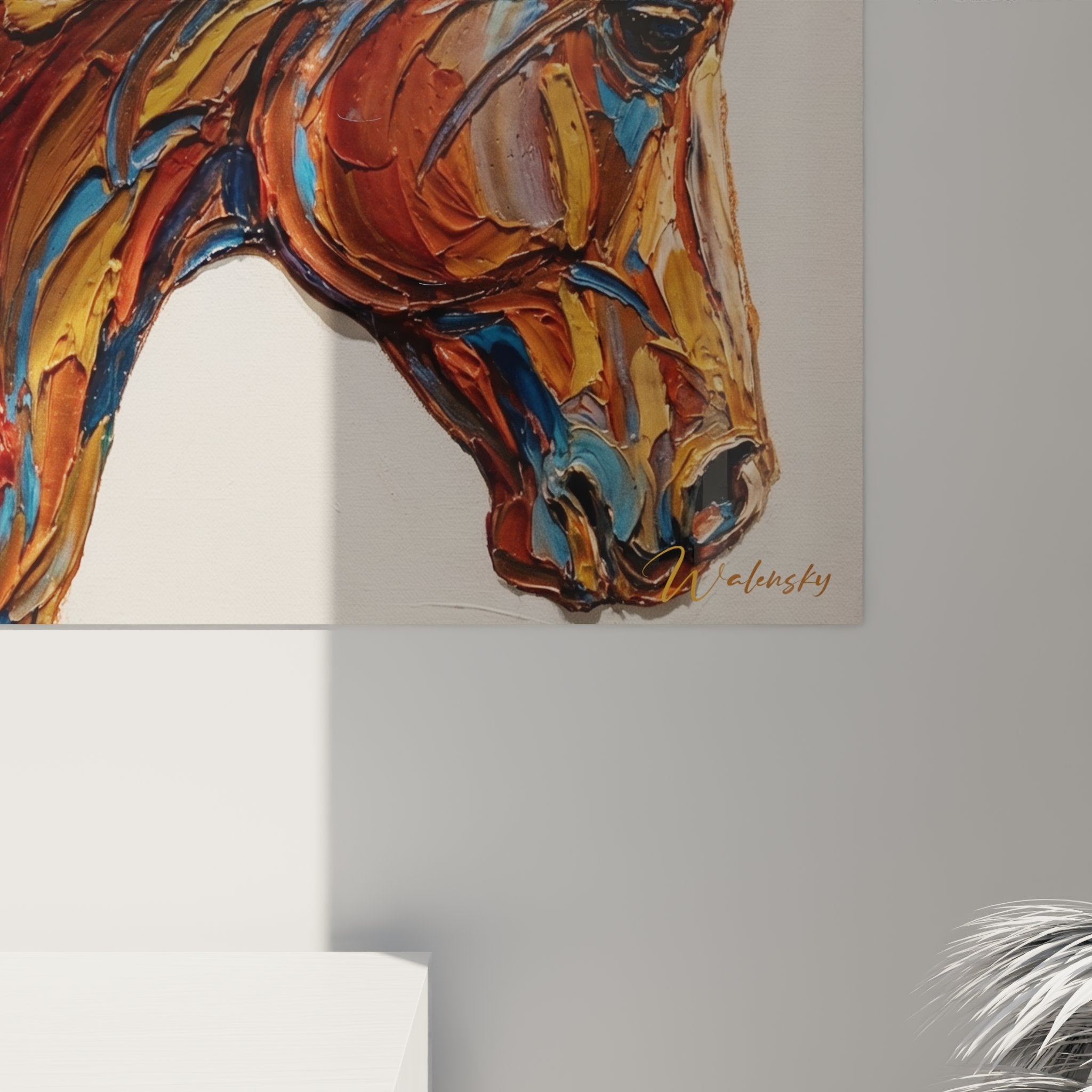 Gesamtansicht des horizontalen Pferde-Kunstwerks mit fließender Mähne in Erdtönen