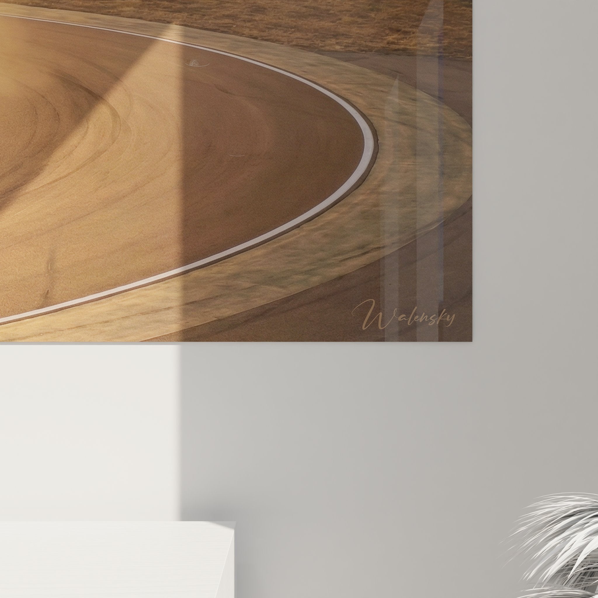 Gesamtansicht Formel 1 Panorama Wandbild mit Rennwagen in Kurvenfahrt bei warmem Abendlicht