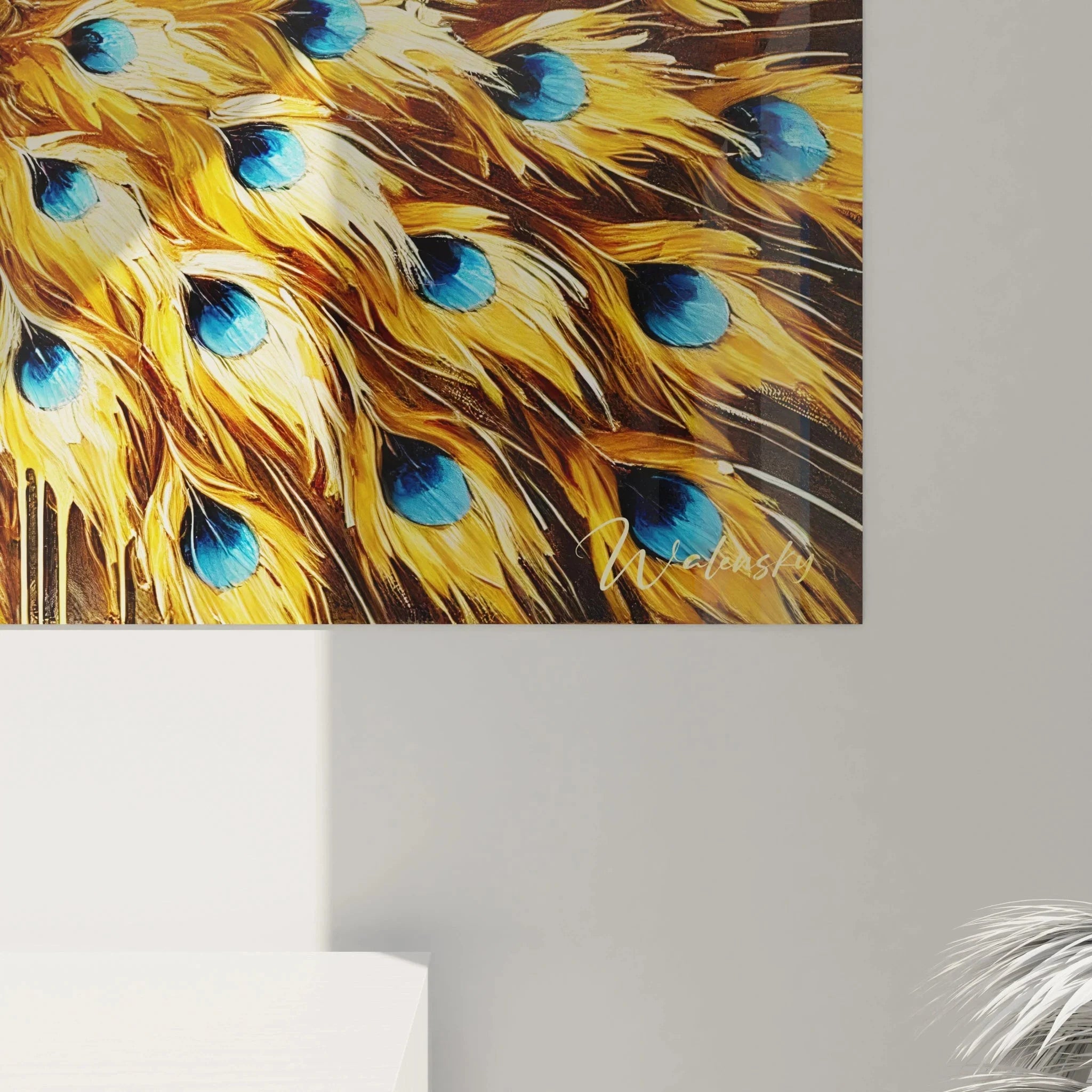 Gesamtansicht Pfau Kunstwerk mit vollständiger Federentfaltung in harmonischer Blau-Gold Farbkomposition