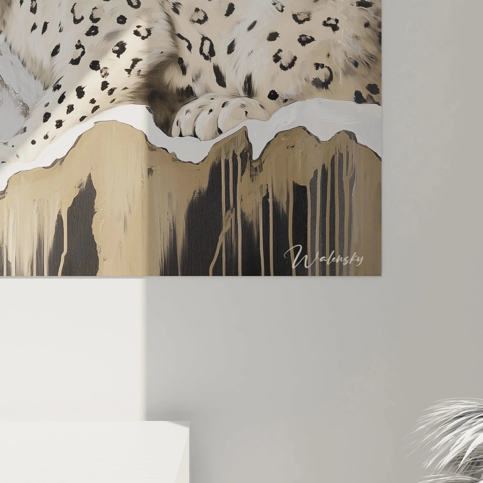 Gesamtansicht Schneeleopard Wandbild mit Berglandschaft, komplette Wildtier Wanddekoration Darstellung