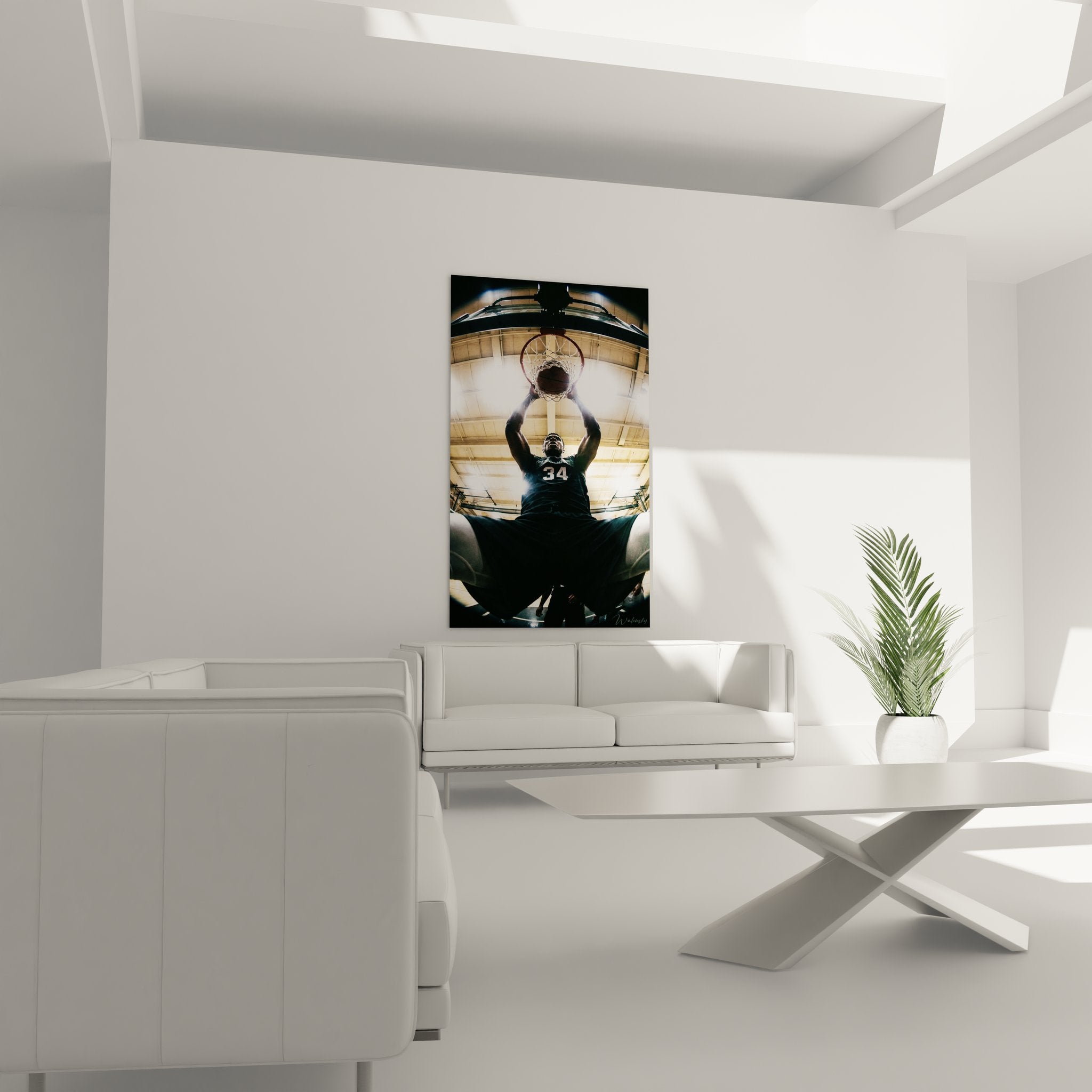 Detailansicht des kraftvollen Basketball Dunking Moments mit Spieler Nummer 34