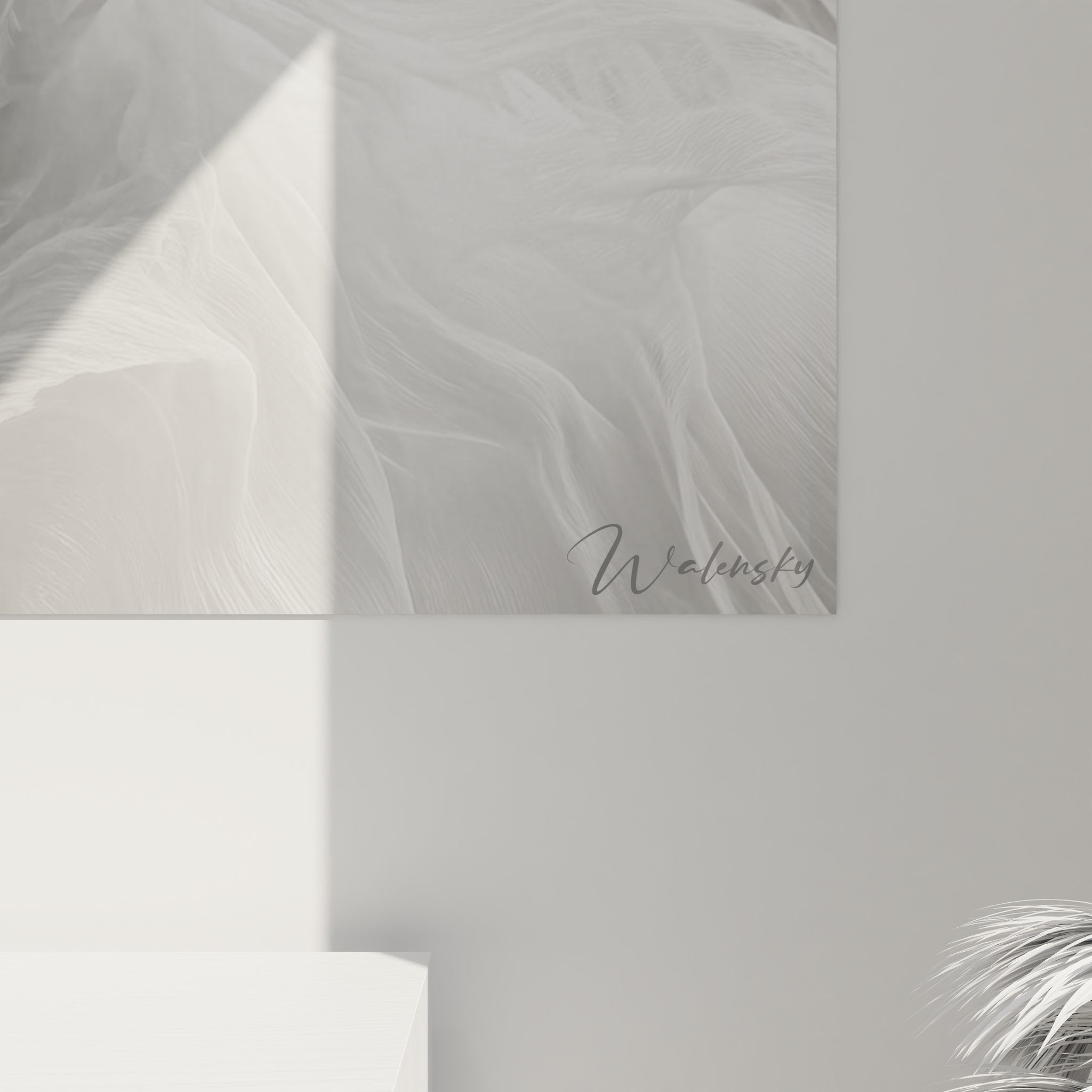 Gesamtansicht des abstrakten Frauenportrait Wandbildes mit Federn, schwarz-weiße Kunstwerk-Präsentation