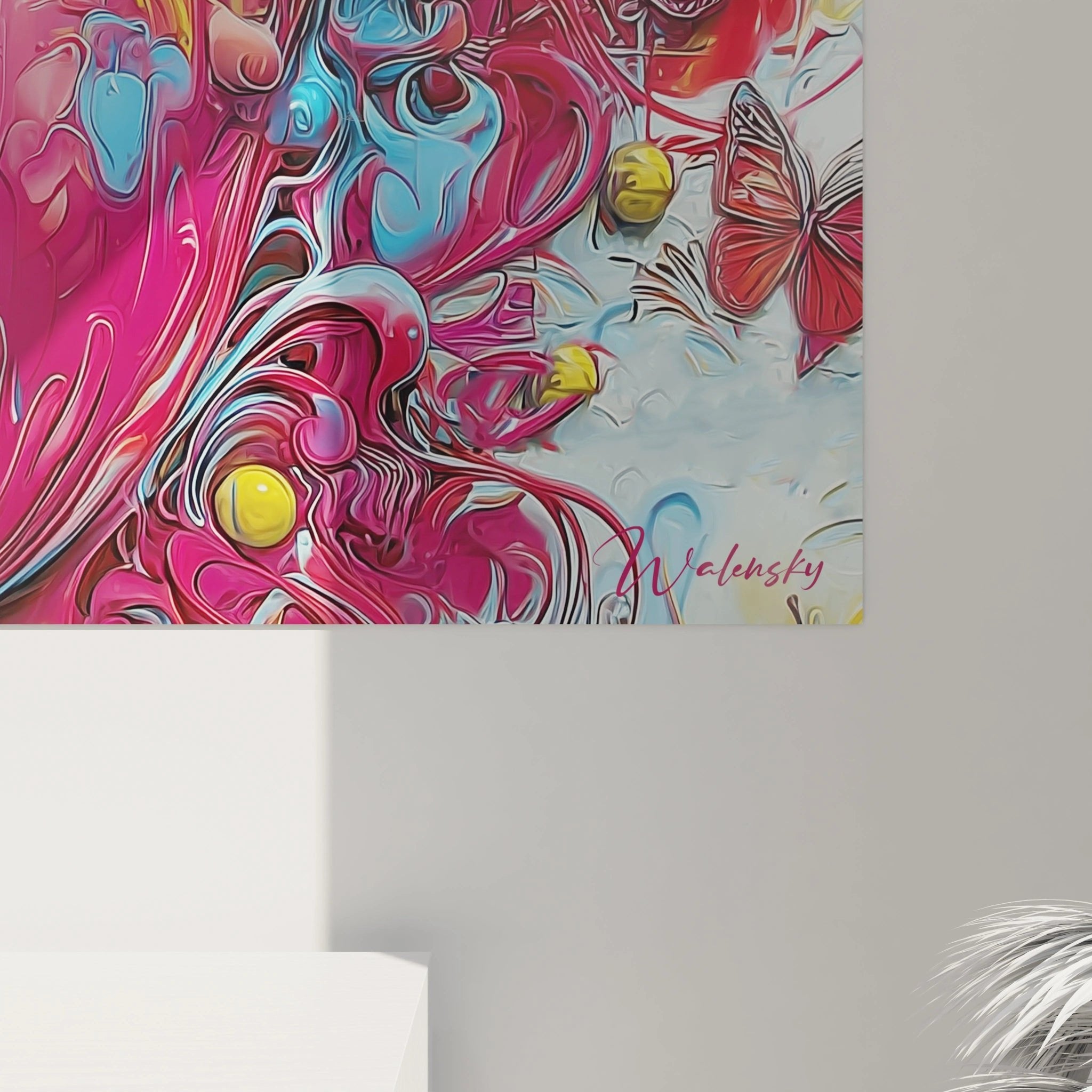 Gesamtansicht des bunten Wandbildes mit Frauenporträt, Blumen und Schmetterlingen in Farbexplosion