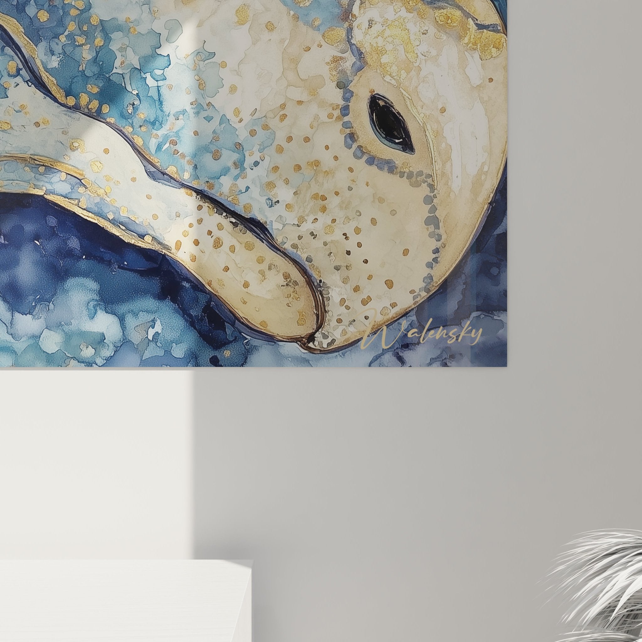 Gesamtansicht des blauen Dinosaurier Wandbildes mit floraler Ornamentik in Gold- und Blautönen