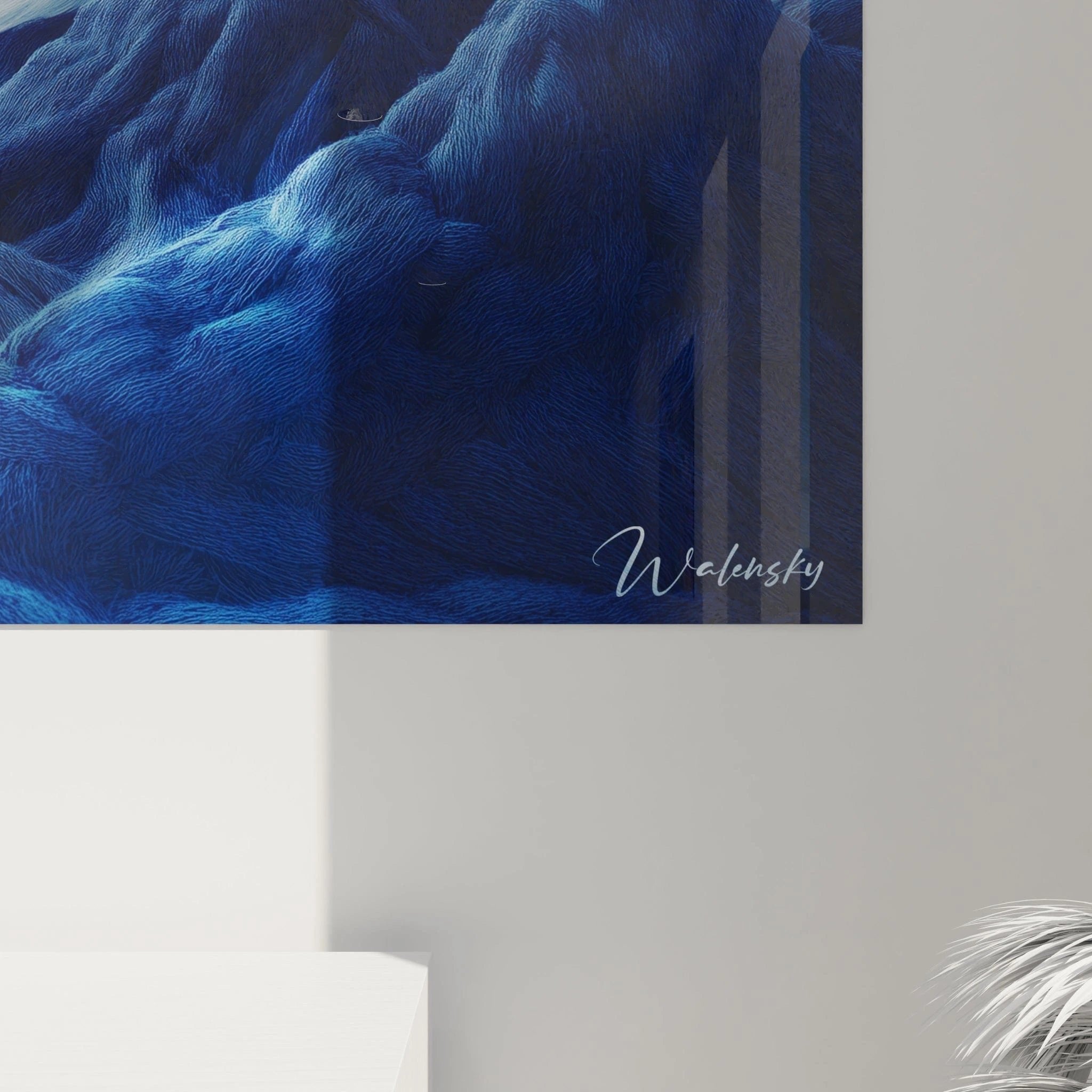 Gesamtansicht des blauen Gebirgslandschaft-Wandbildes in Häkeloptik an weißer Wand