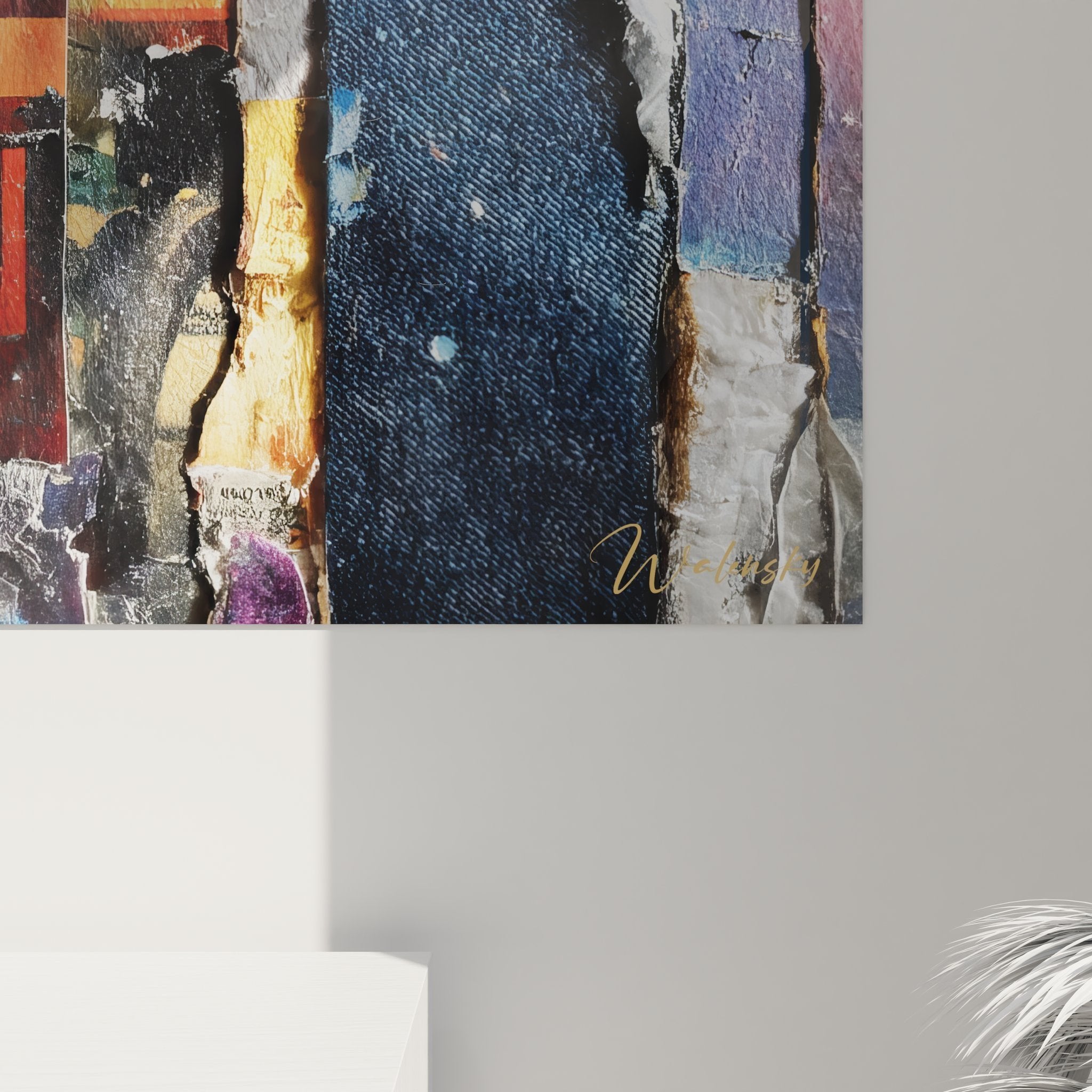 Gesamtansicht des abstrakten Collage Wandbildes mit vertikalen Streifen aus verschiedenen Materialien und Farben