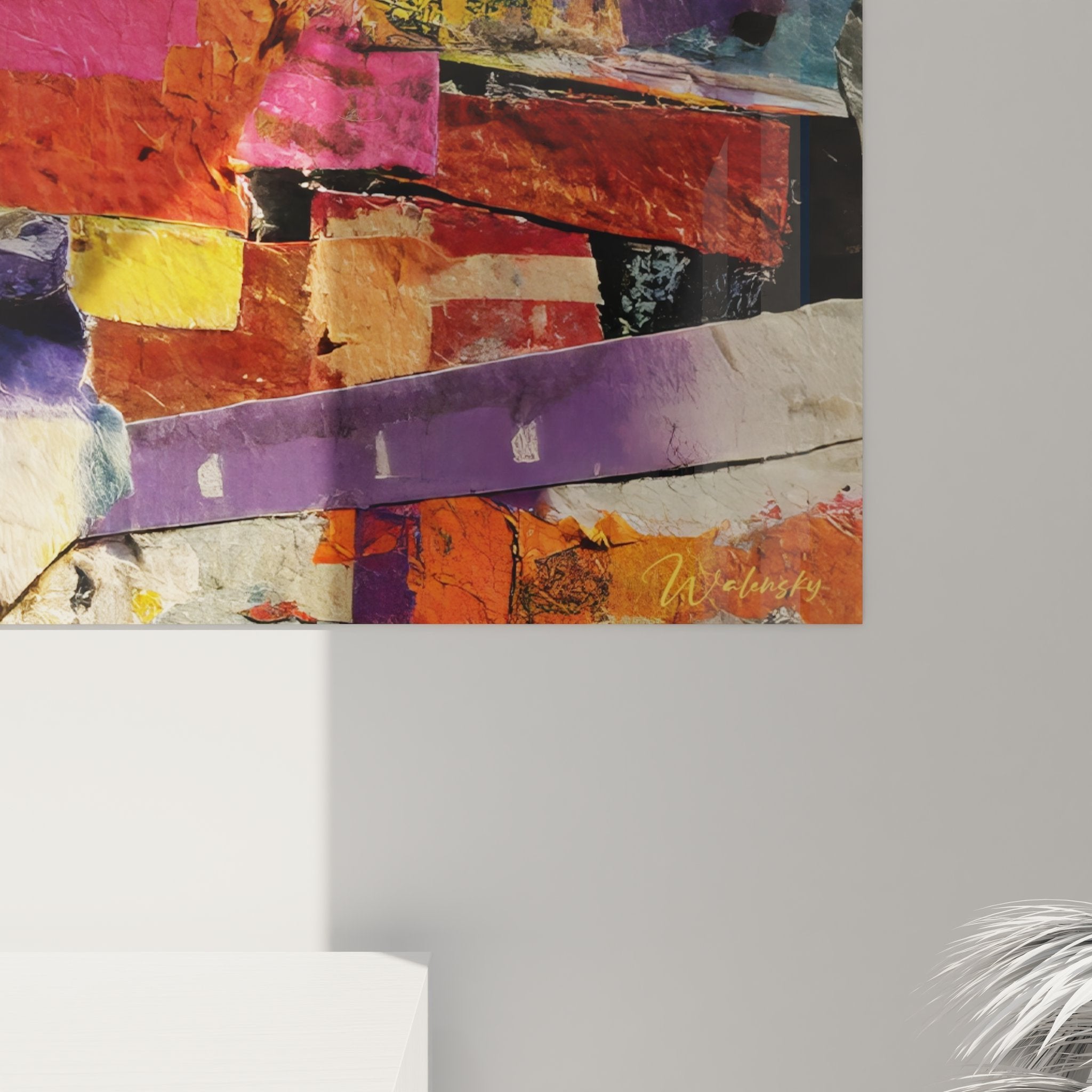 Gesamtansicht des abstrakten Wandbildes mit dynamischer Komposition aus bunten Materialfragmenten