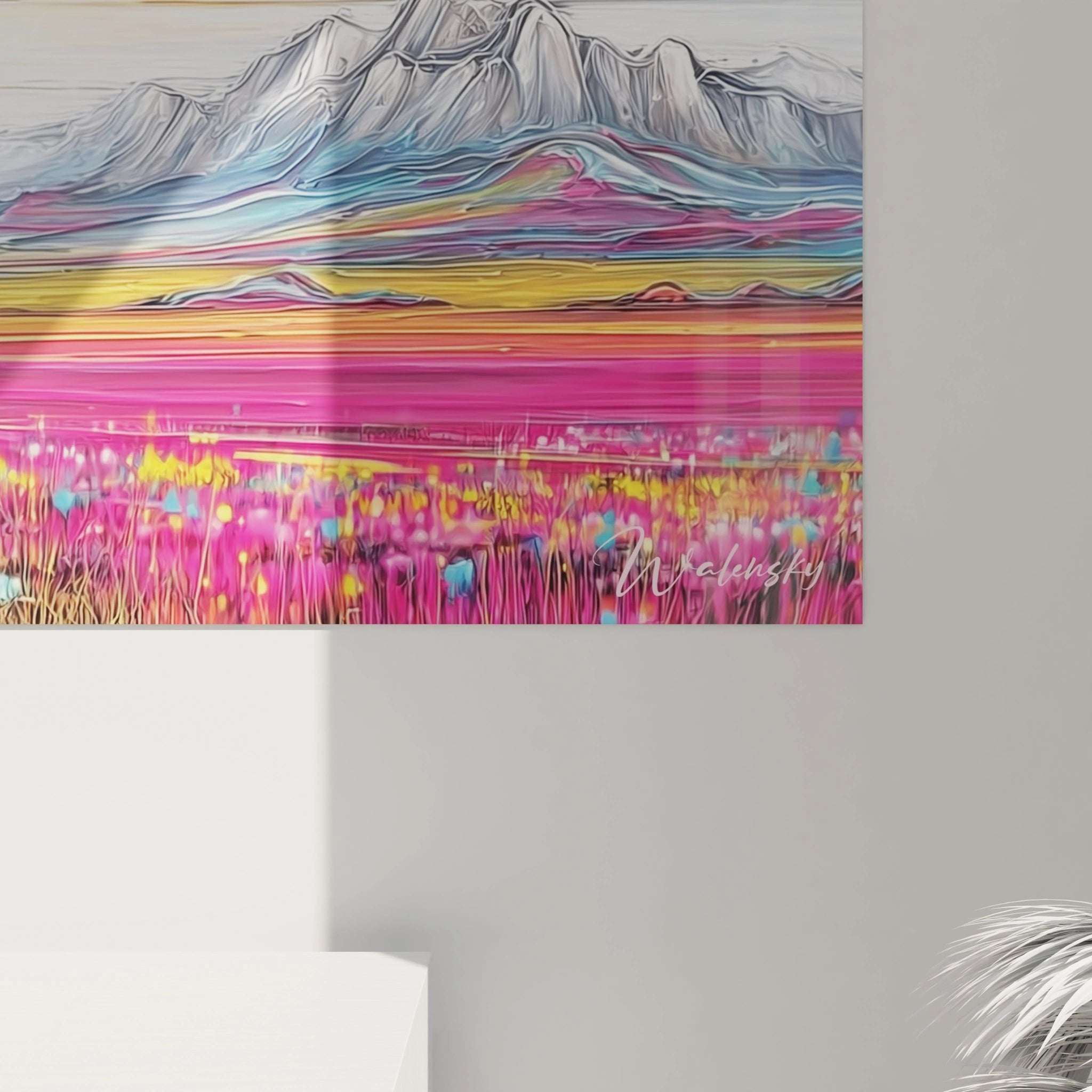 Gesamtansicht des Berglandschaft-Wandbildes mit leuchtendem Himmel und pinker Blumenwiese im Vordergrund