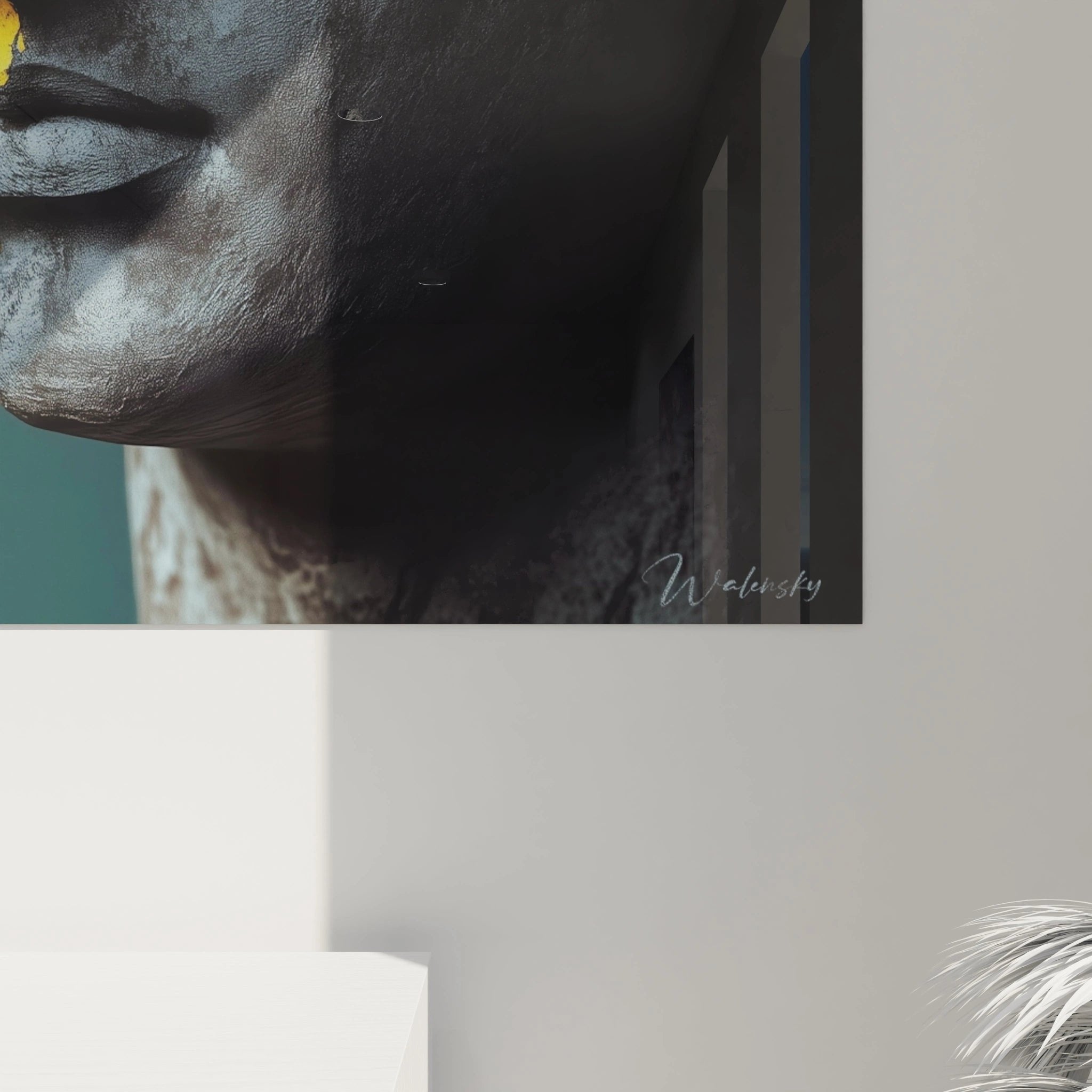 Gesamtansicht des Statue Wandbildes mit goldenem Glanz in Raumambiente