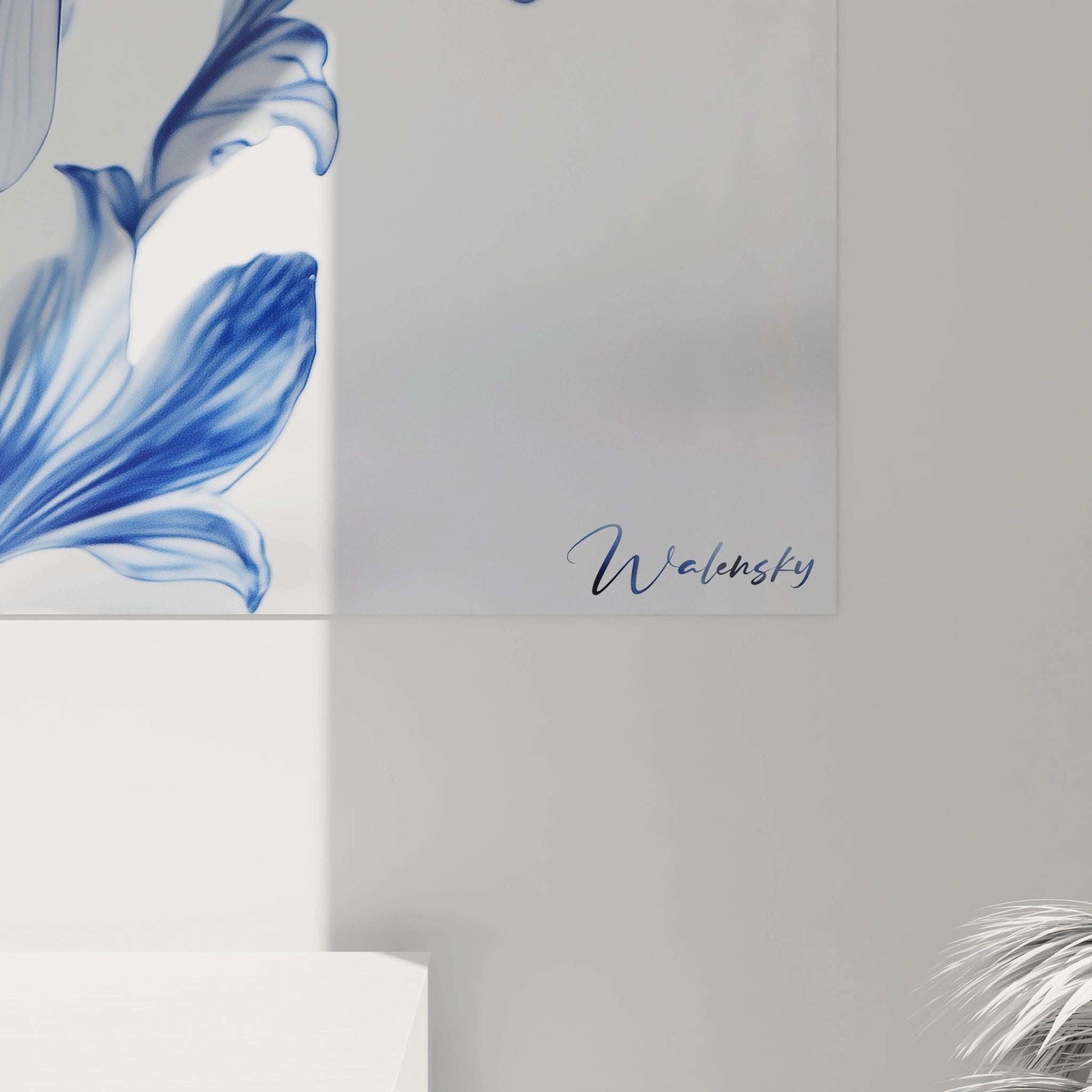 Gesamtansicht des blauen Koi-Karpfen Wandbildes in eleganter Porzellan-Ästhetik