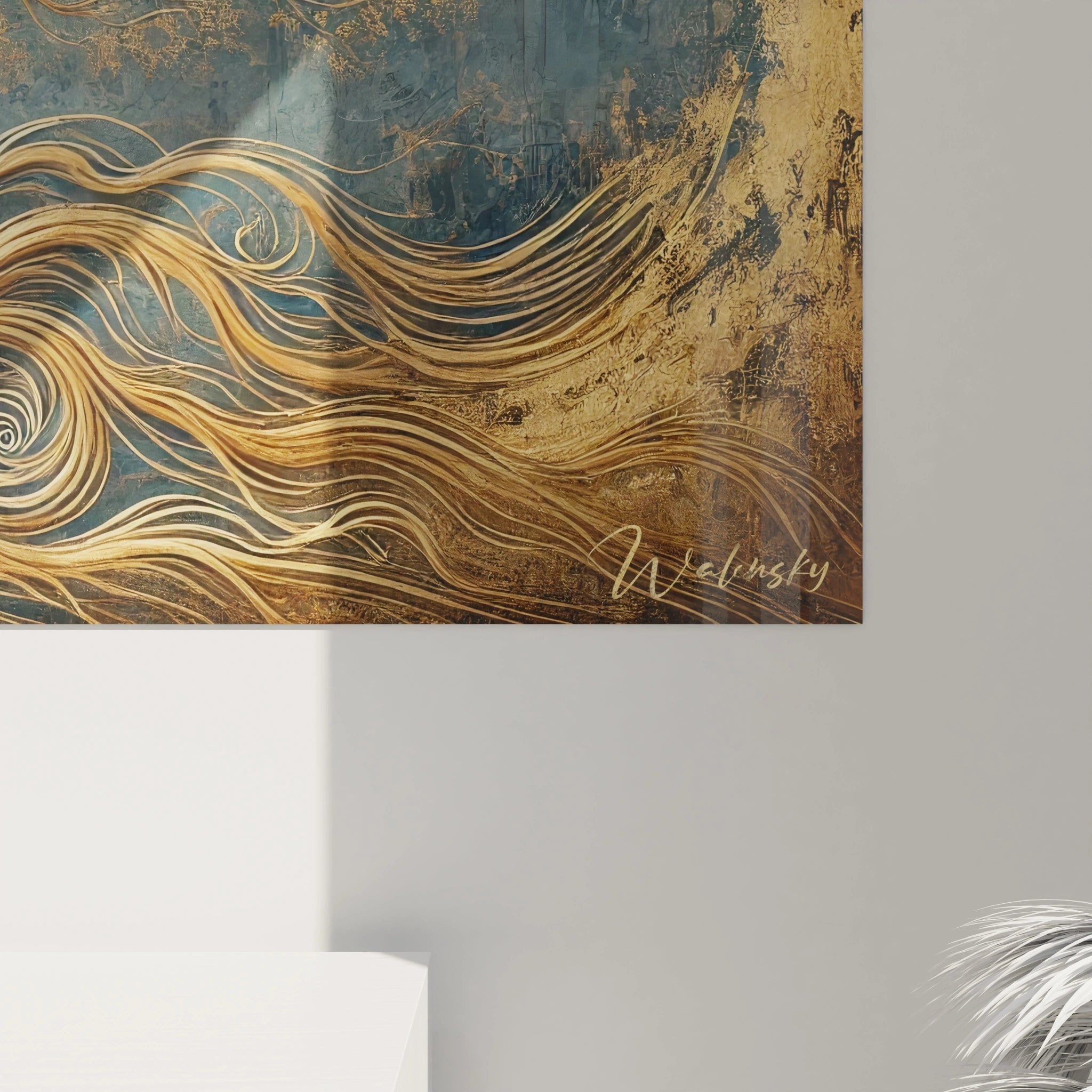 Gesamtansicht des mystischen Baum des Lebens Wandbildes mit kunstvollen goldenen Ornamenten und blauem Himmel