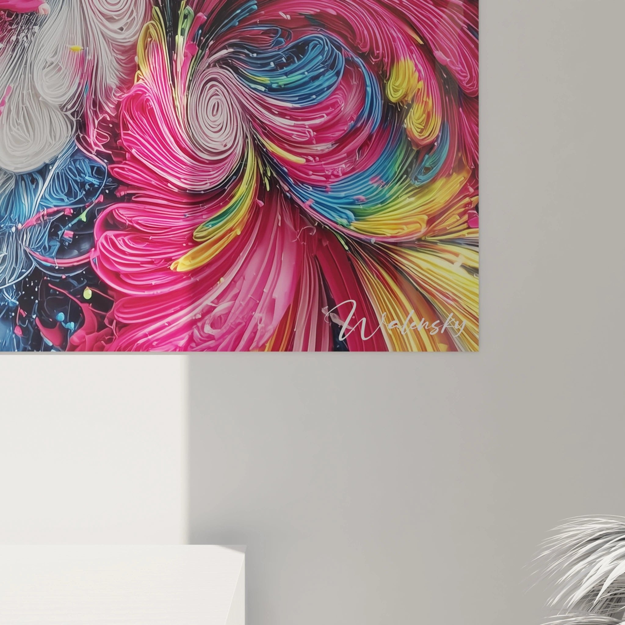 Gesamtansicht des abstrakten Farbwirbel Wandbildes mit leuchtenden Pink- und Blautönen auf weißem Hintergrund