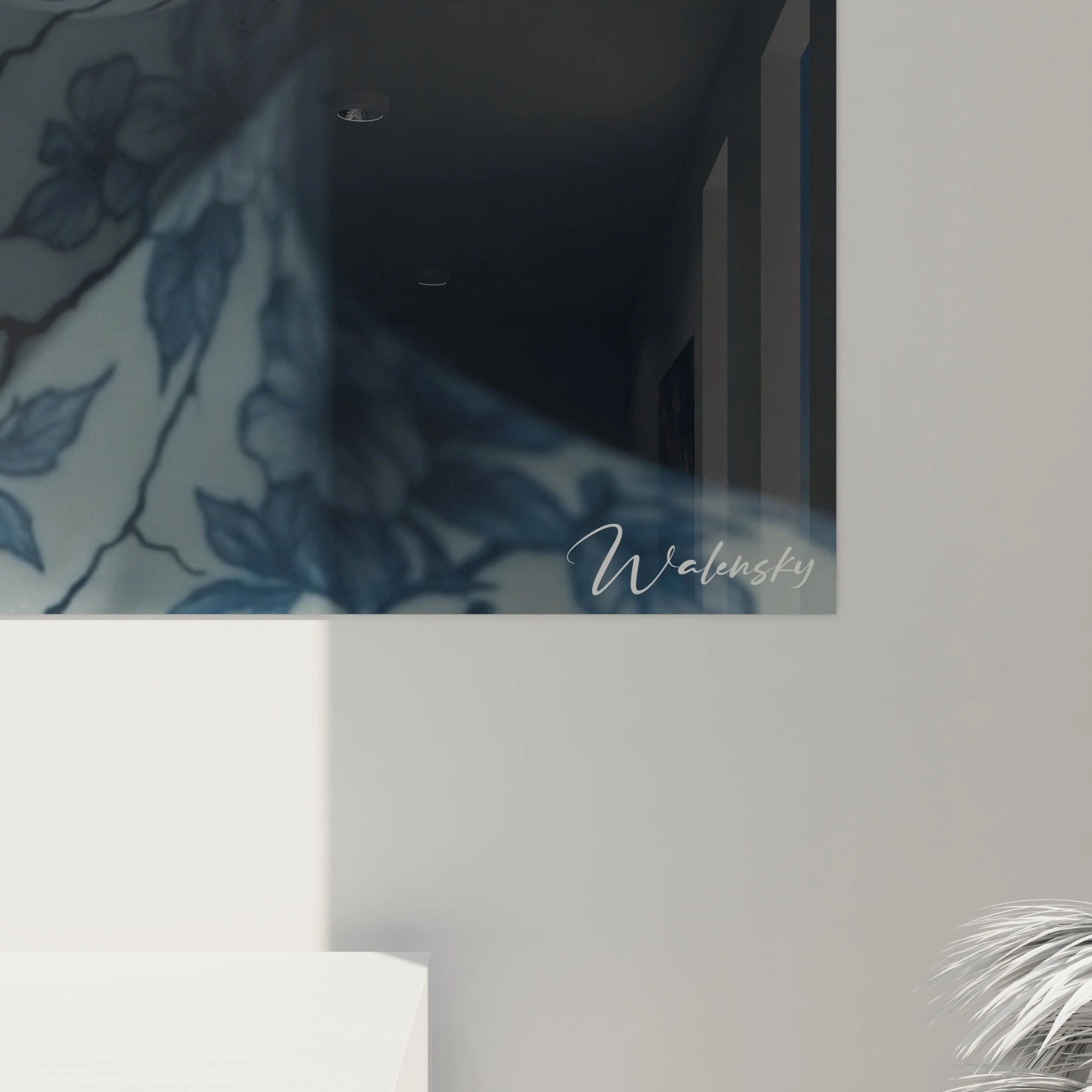 Gesamtansicht des Porzellanoptik-Wandbildes mit zerbrochener Frauendarstellung und floralen Motiven