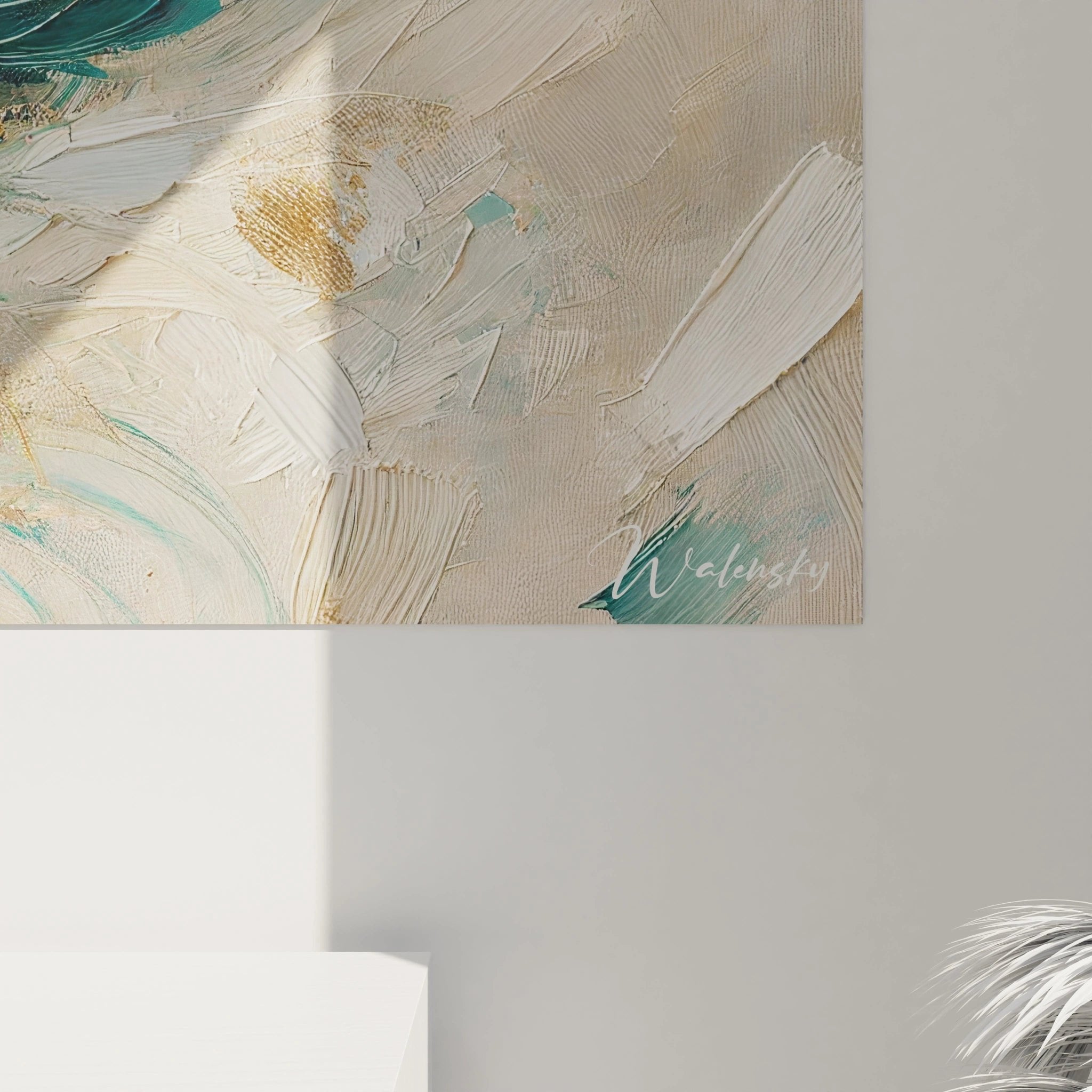 Gesamtansicht des eleganten Pfauenfeder-Wandbildes mit fließender Komposition und harmonischer Farbgestaltung