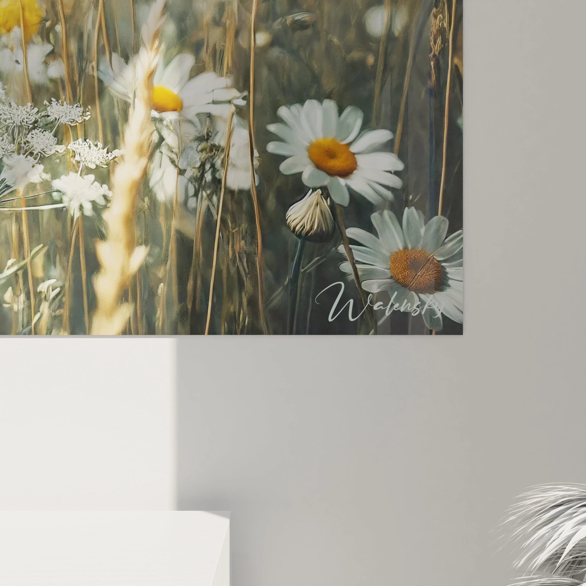 Gesamtansicht des Wildblumenwiesen-Wandbildes mit Margeriten und Sommergräsern in natürlicher Umgebung