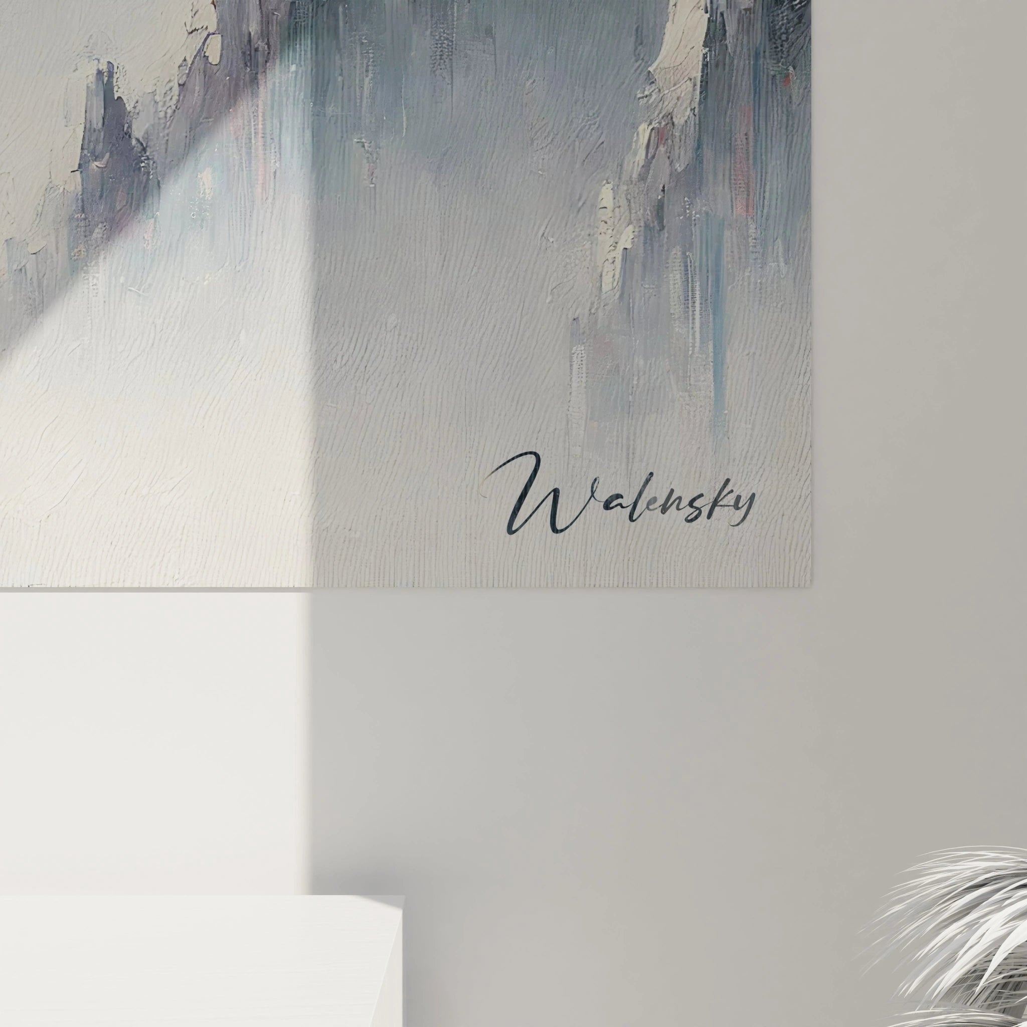 Gesamtansicht des mystischen Berglandschaft Wandbildes mit Bonsai und meditativer Figur in Nebelkulisse