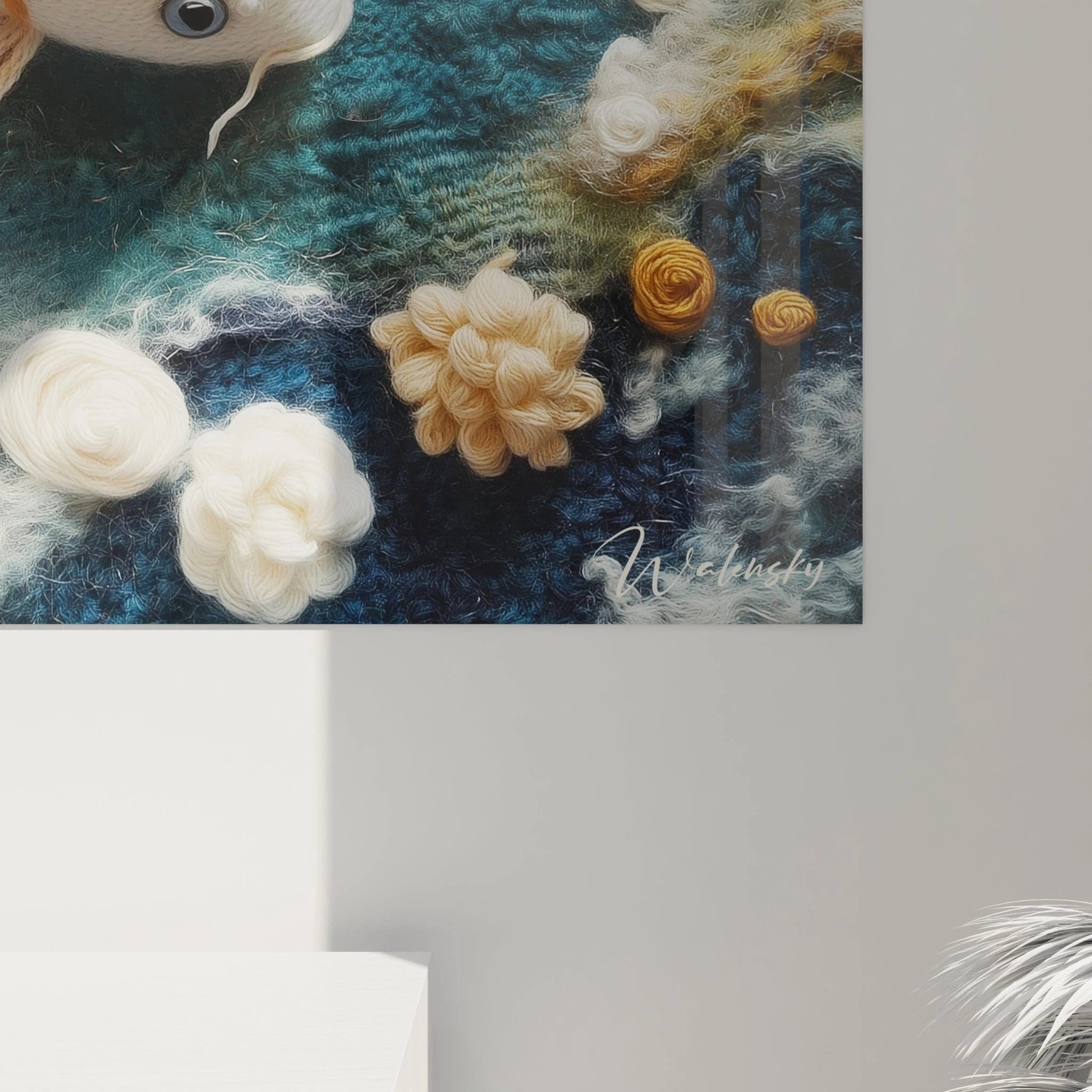 Gesamtansicht des Koi-Wandbildes mit floralen Elementen in Häkeloptik-Technik