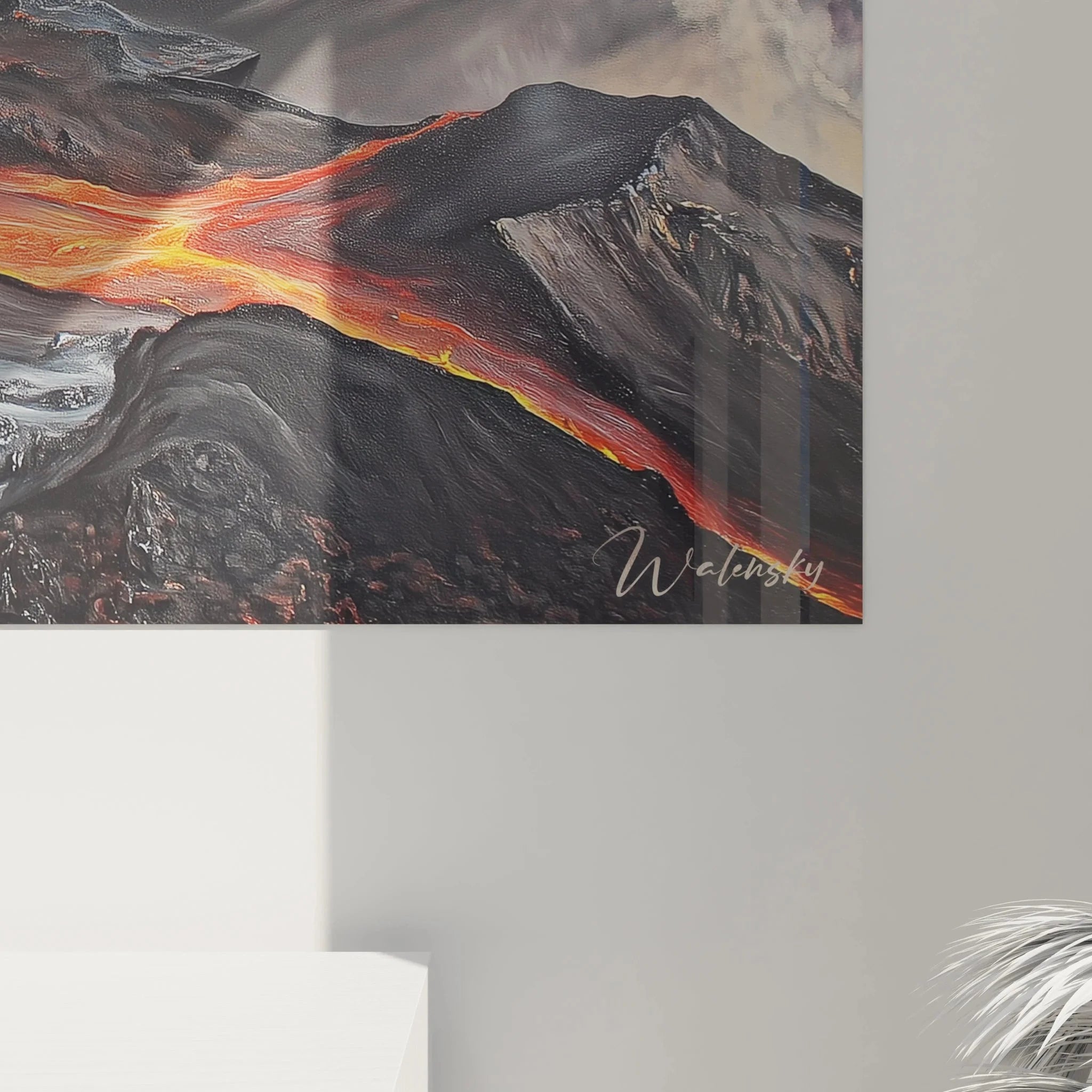 Gesamtansicht dramatisches Wandbild Vulkanausbruch mit Bergketten und bewölktem Himmel in Galeriequalität