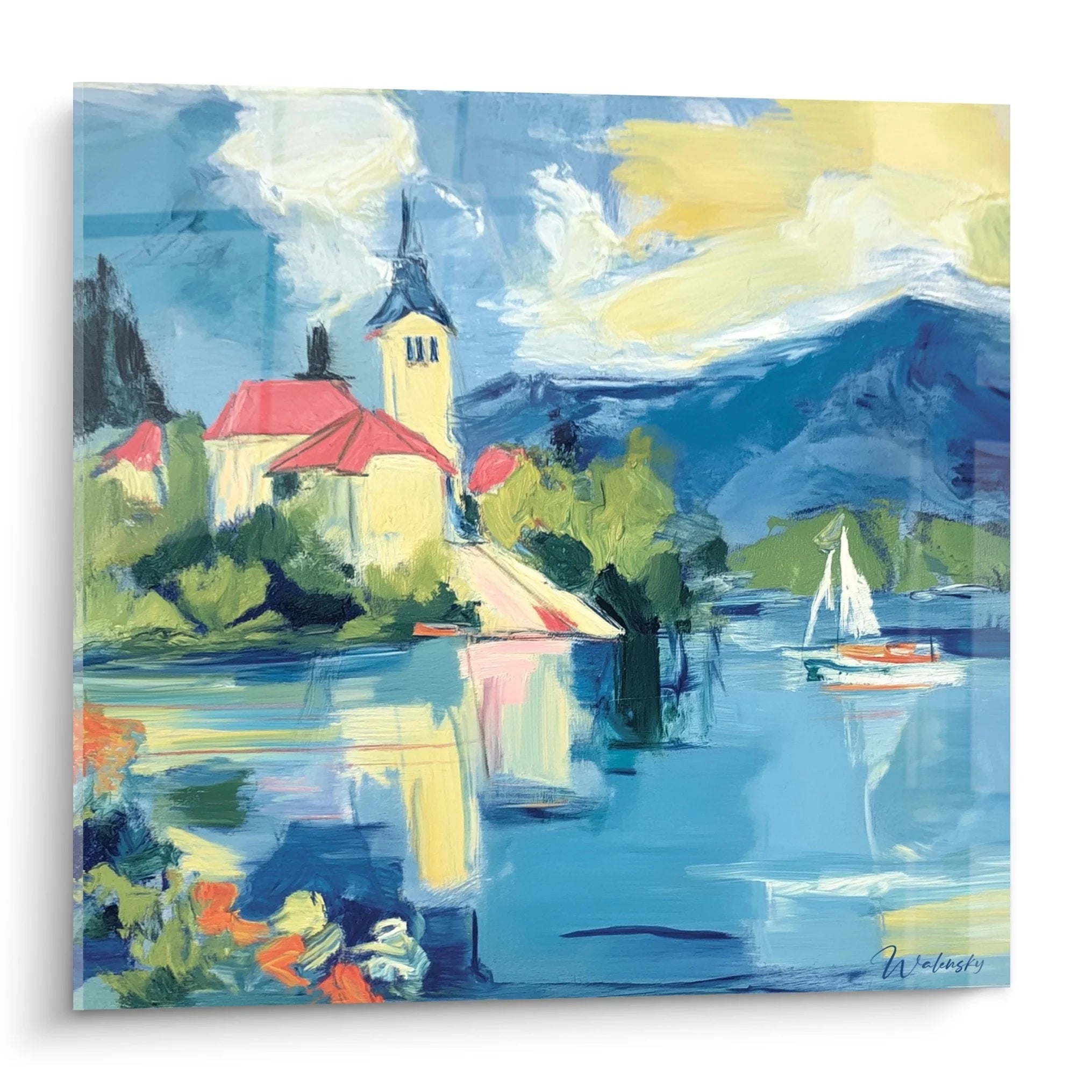 Wandbild Alpensee mit Kirche - Impressionistische Berglandschaft mit Segelboot am kristallklaren Bergsee