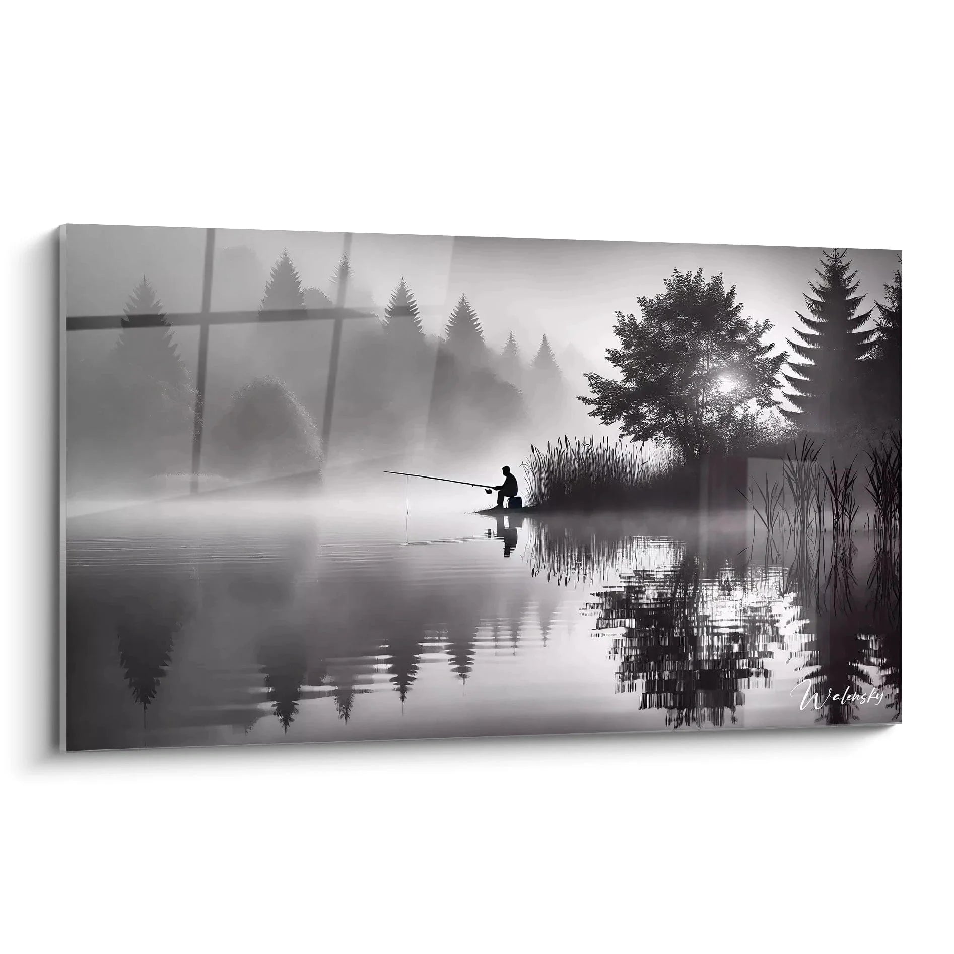 Wandbild Angler im Nebel schwarz-weiß - Fischer auf Steg am nebligen See mit Waldsilhouette