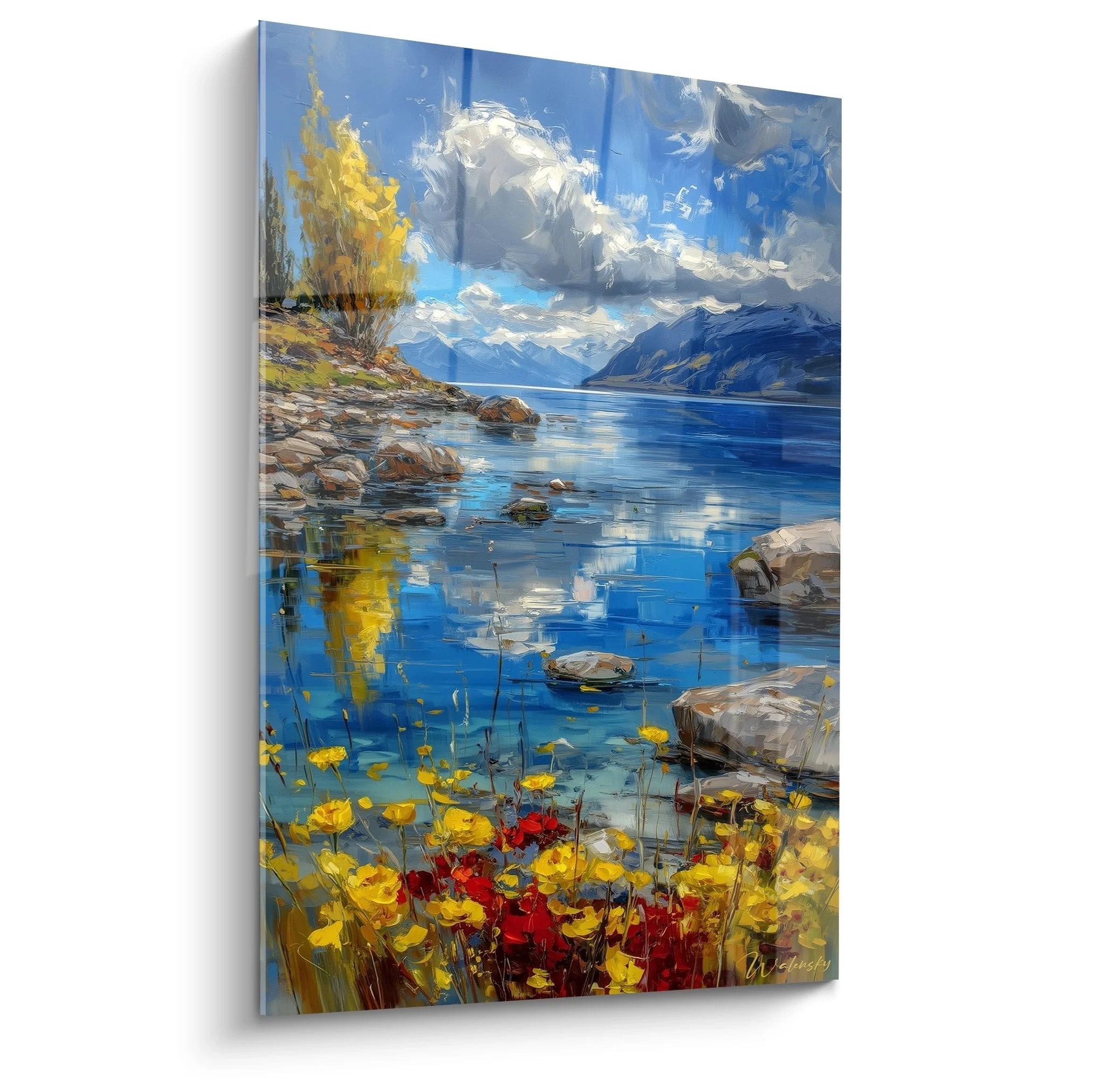 Wandbild Bergsee mit Alpenlandschaft, dramatische Wolken und bunte Wildblumen am Ufer