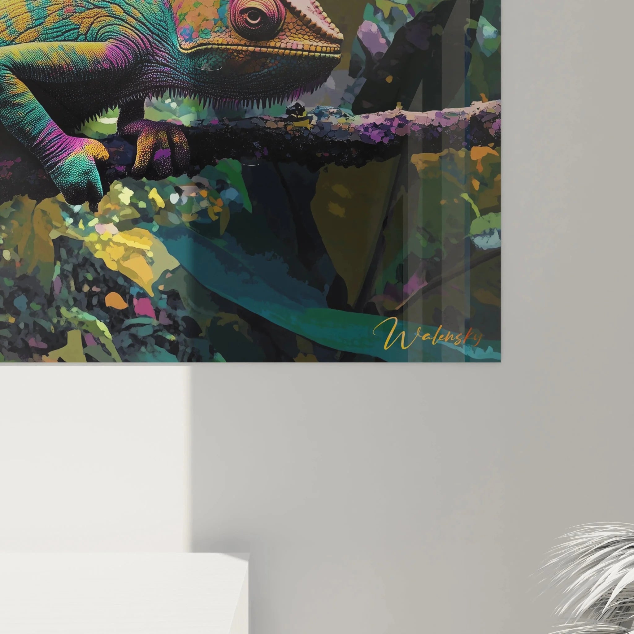 Gesamtansicht Chamäleon Wandbild im Raum, tropische Reptilien Dekoration als XXL Kunstdruck an der Wand