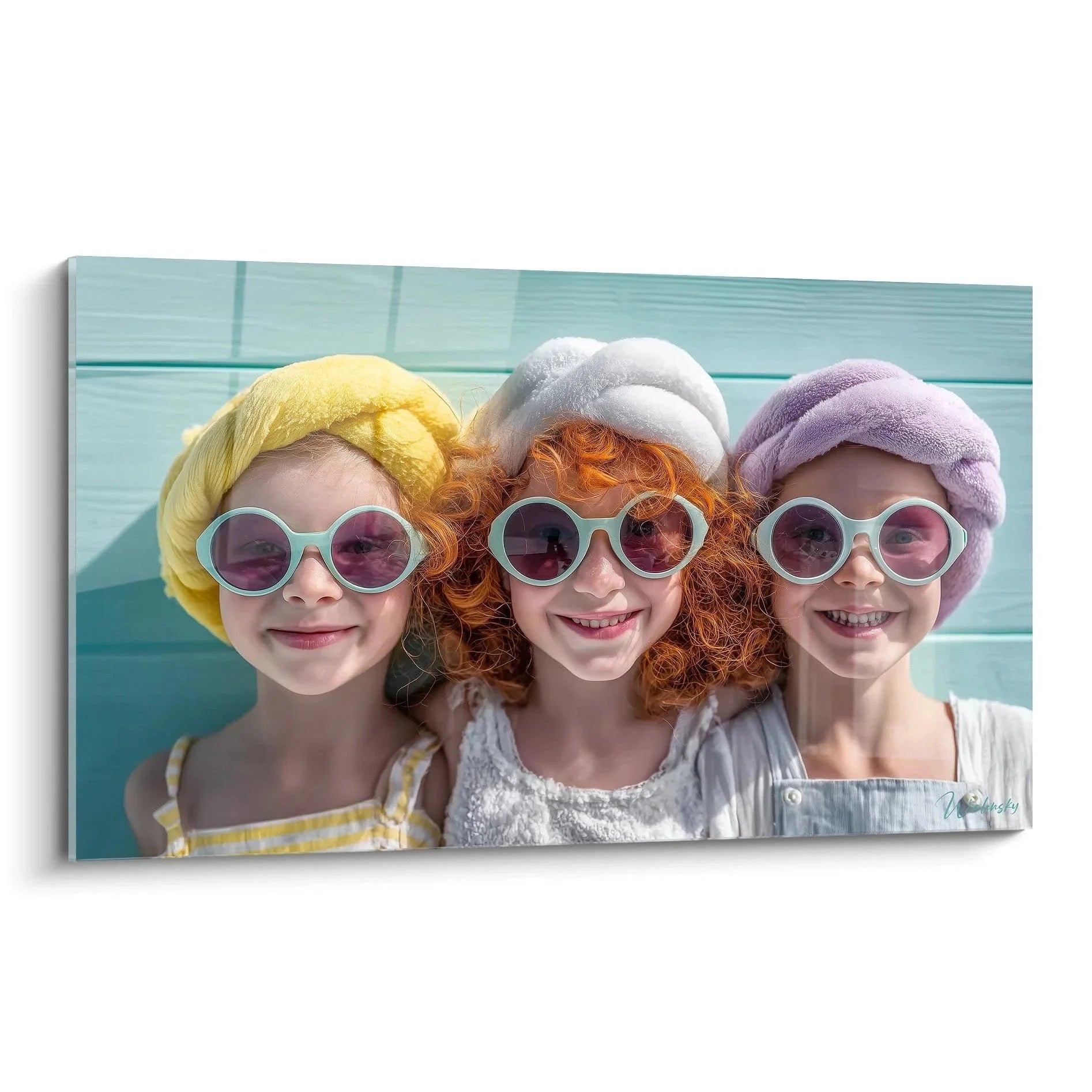 Wandbild drei lächelnde Mädchen mit bunten Sonnenbrillen und Badekappen vor türkisem Hintergrund