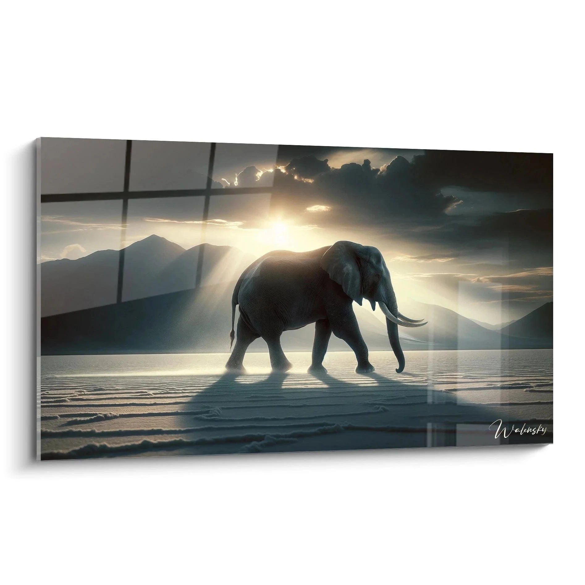 Wandbild Elefant bei Sonnenuntergang mit dramatischen Lichtstrahlen durch Gewitterwolken über Berglandschaft