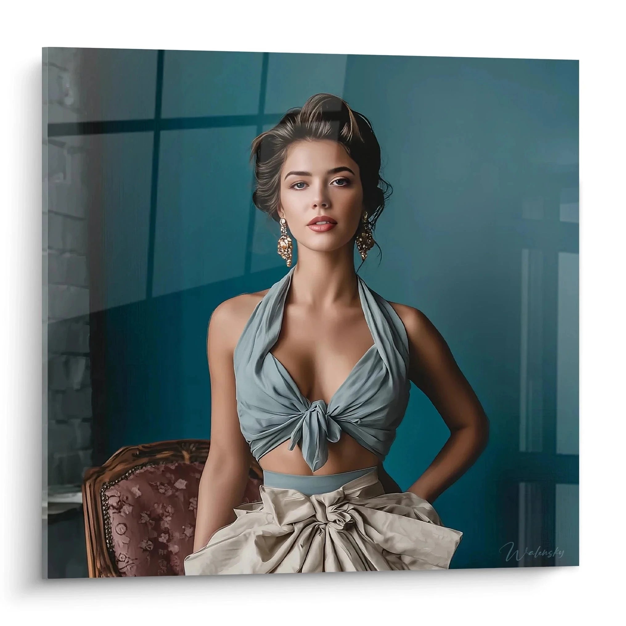 Wandbild elegante Dame in türkis-grauem Vintage Outfit mit goldenen Ohrringen vor geometrischem Hintergrund