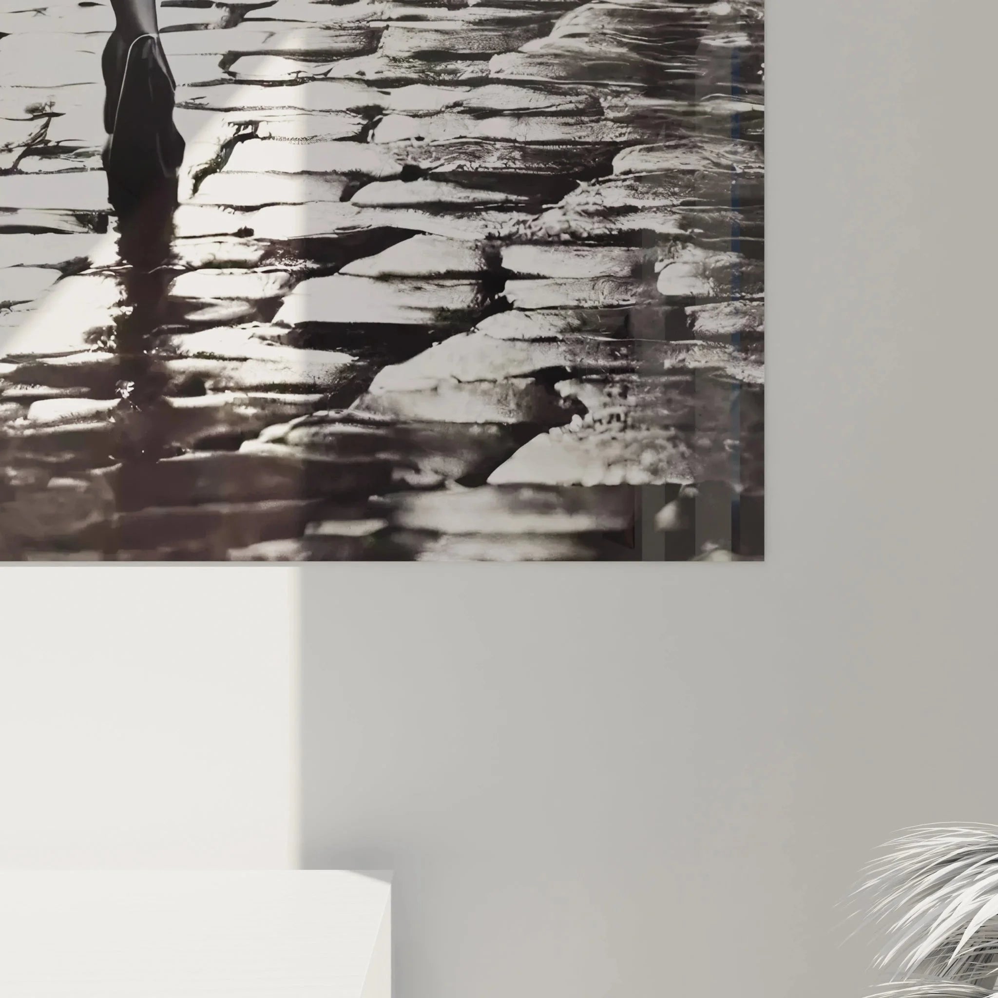 Gesamtansicht Wandbild elegante Frau Altstadt, schwarz-weiß Vintage Kunstwerk Raumdarstellung