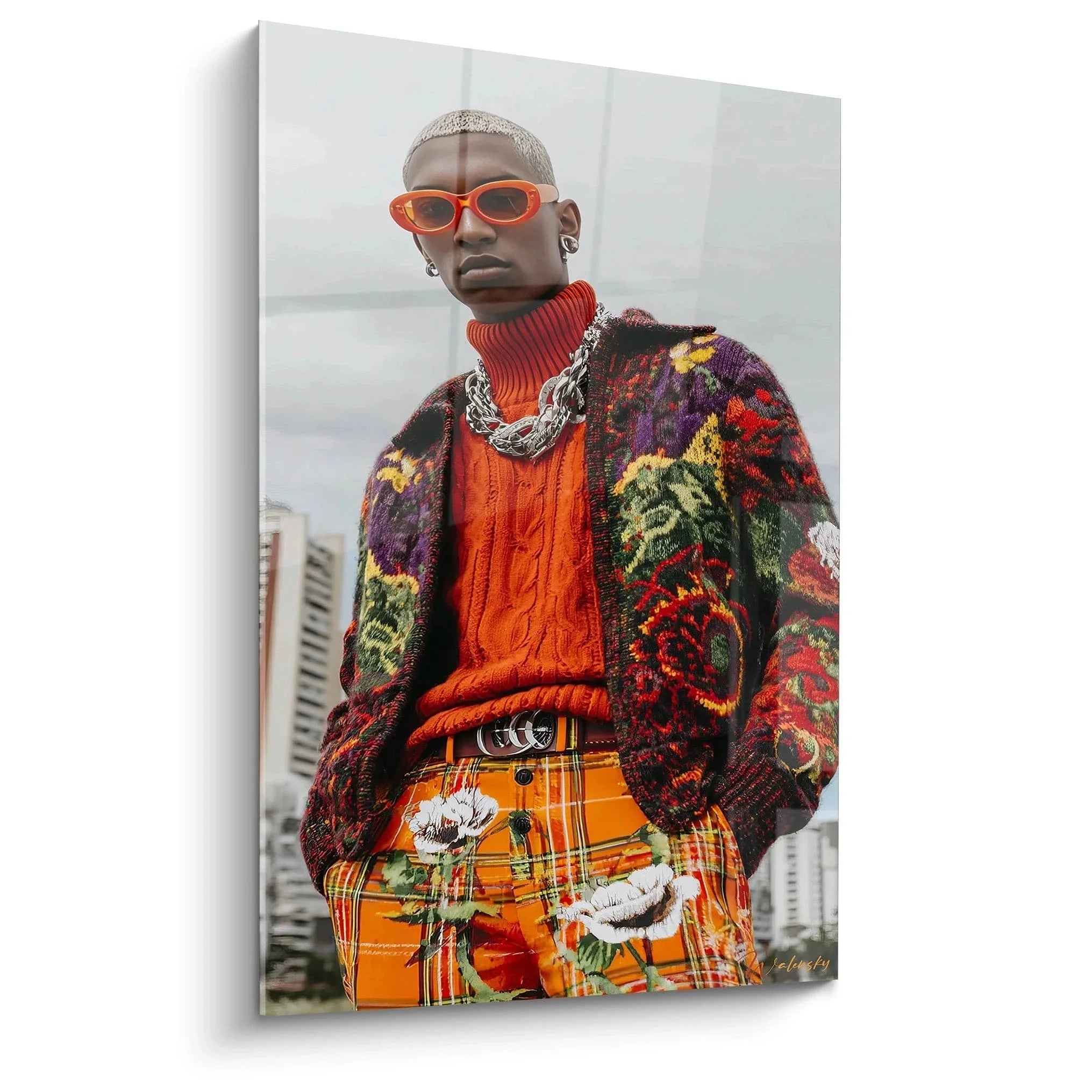 Wandbild Fashion Streetstyle zeigt Mann in buntem Strick-Outfit mit oranger Brille - Edition Streetwear