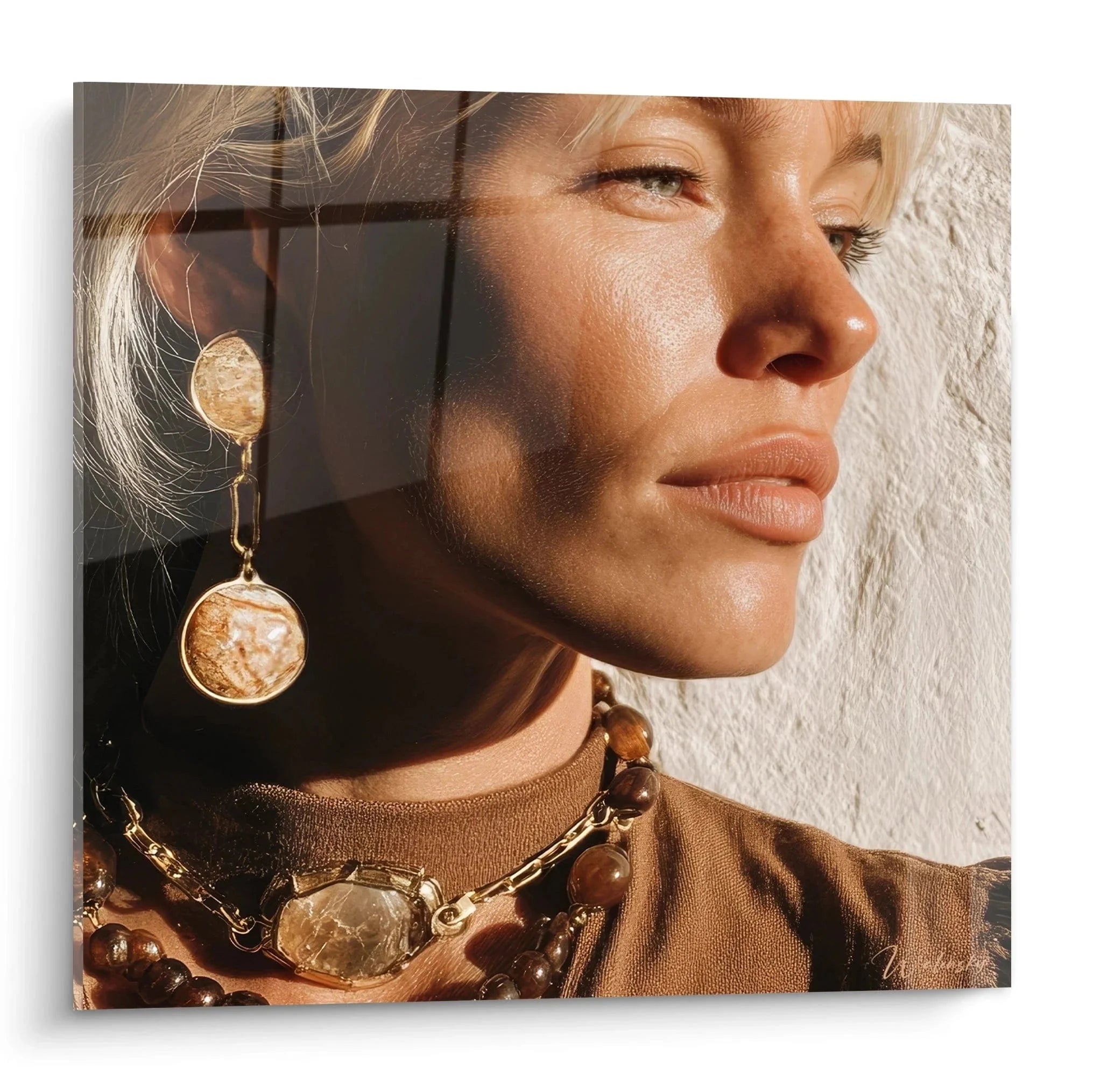 Elegantes Wandbild einer Frau mit goldenen Ohrringen und Halskette im warmen Licht