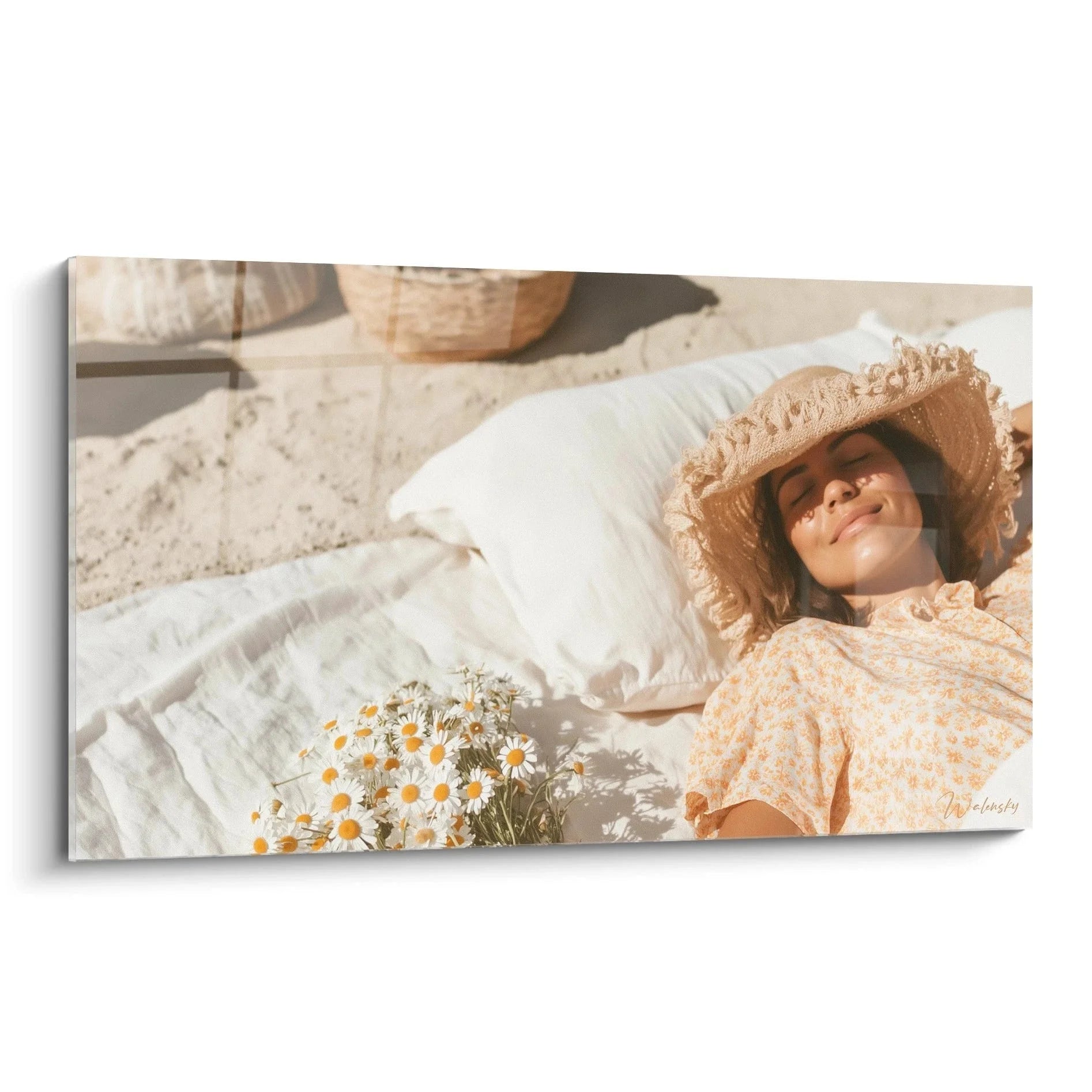 Wandbild Frau mit Strohhut entspannt im Bett liegend mit Gänseblümchen im warmen Sommerlicht