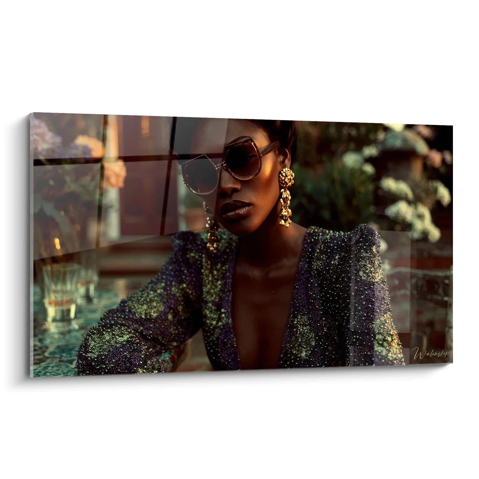 Wandbild glamouröse Frau mit Sonnenbrille und goldenem Paillettenblaser im Vintage Mode Stil