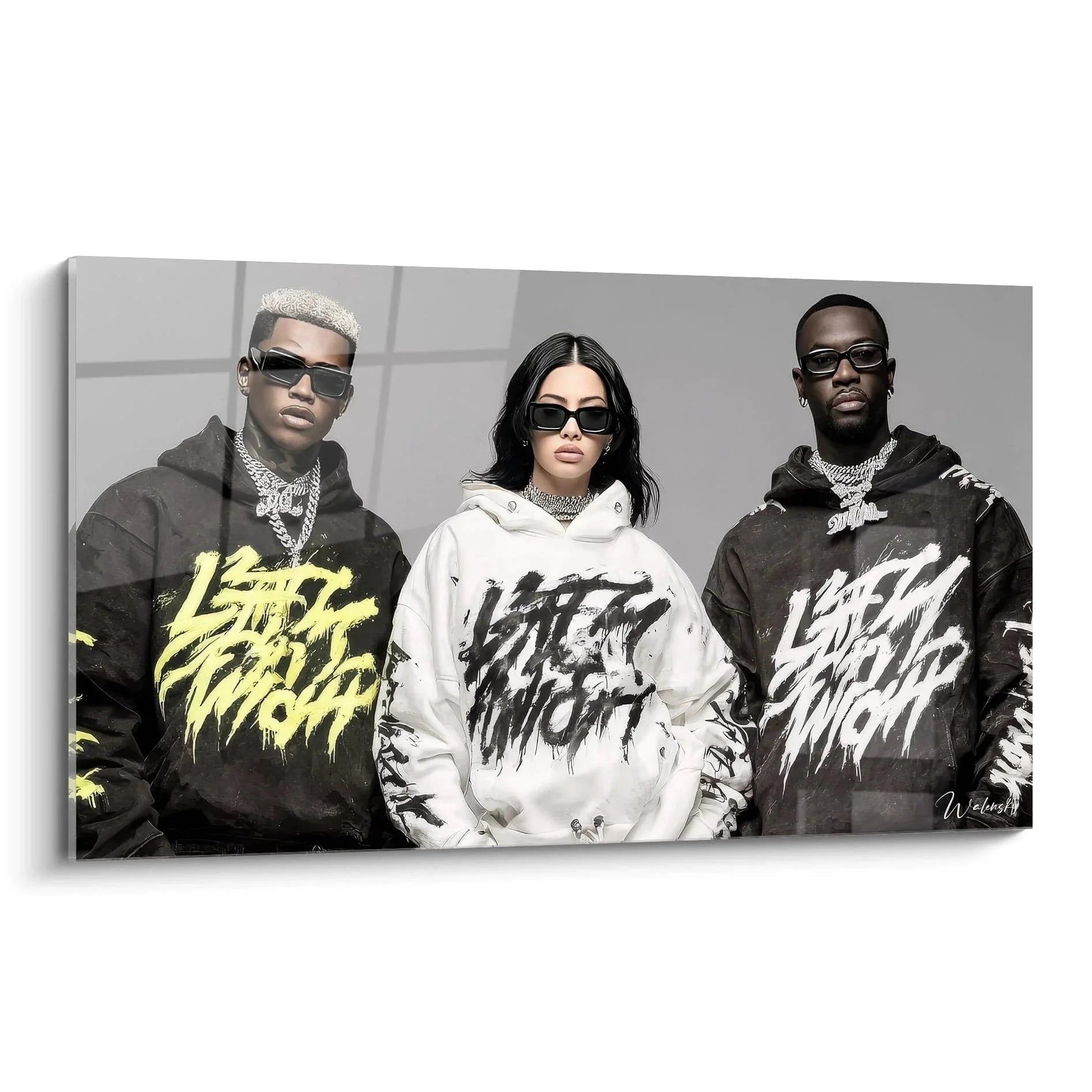 Wandbild Hip-Hop Trio in Streetwear Hoodies mit Graffiti-Prints und Sonnenbrillen auf grauem Hintergrund
