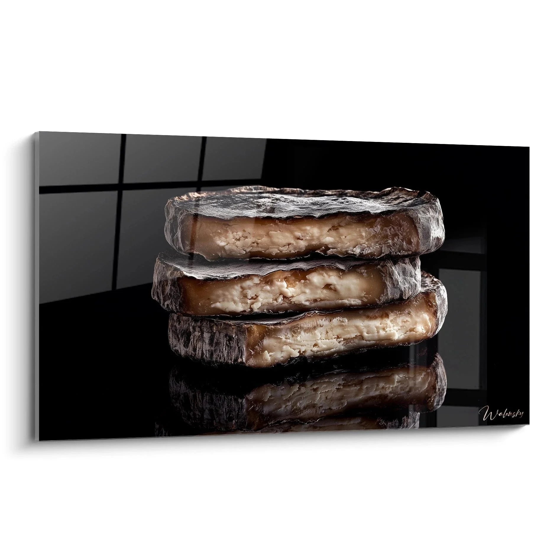 Wandbild gestapelte Käsescheiben in goldbraun auf schwarzem Hintergrund - Premium Küchendeko