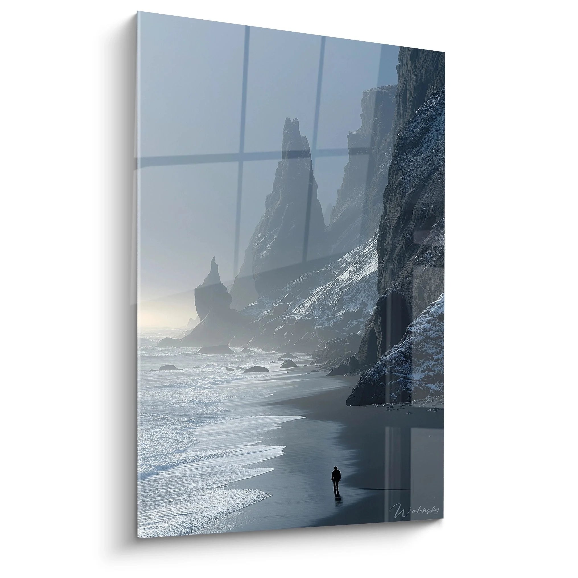 Wandbild Küste mit dramatischen Klippen und einsamem Wanderer am nebligen Strand - Premium Leinwand