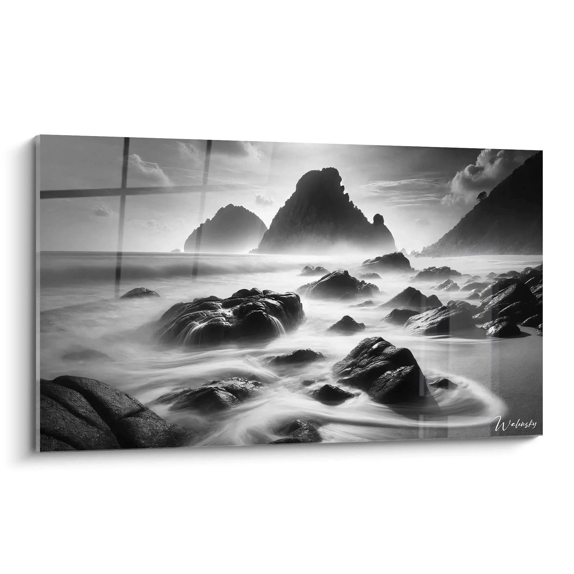 Dramatisches Wandbild Küste schwarz-weiß mit Felsenformation im Nebel und fließendem Wasser