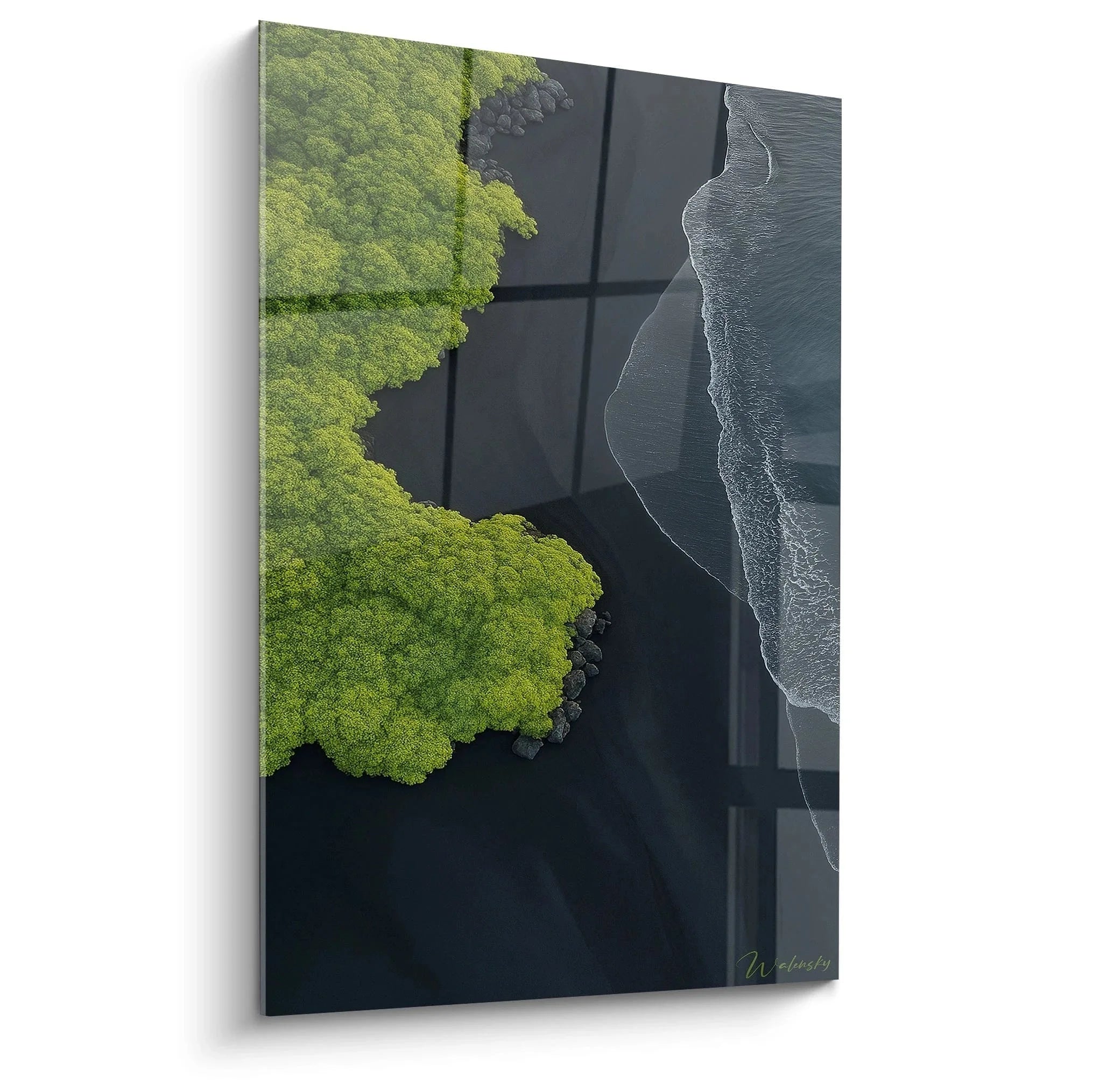 Wandbild Küstenlandschaft Luftaufnahme mit grüner Vegetation und schwarzem Vulkanstrand aus der Vogelperspektive