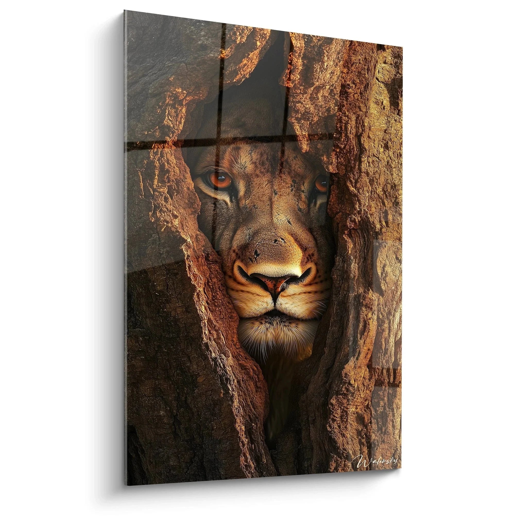 Wandbild Löwe im Baumstamm - majestätischer Löwenkopf blickt aus hohlem Holzstamm heraus, Edition Löwin
