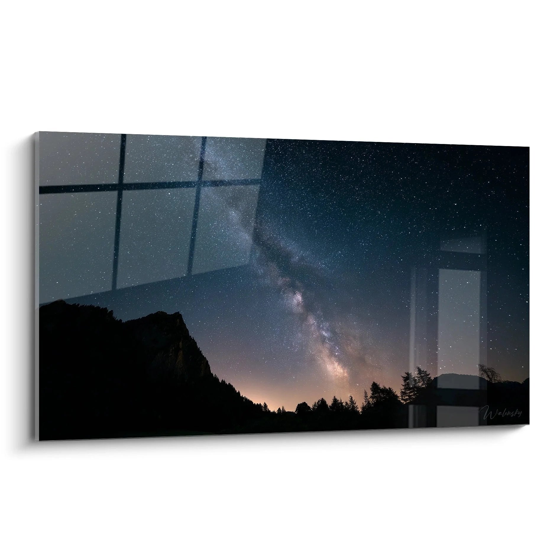 Wandbild Milchstraße durch Fenster mit kosmischer Reflexion und Sternenhimmel über Berglandschaft