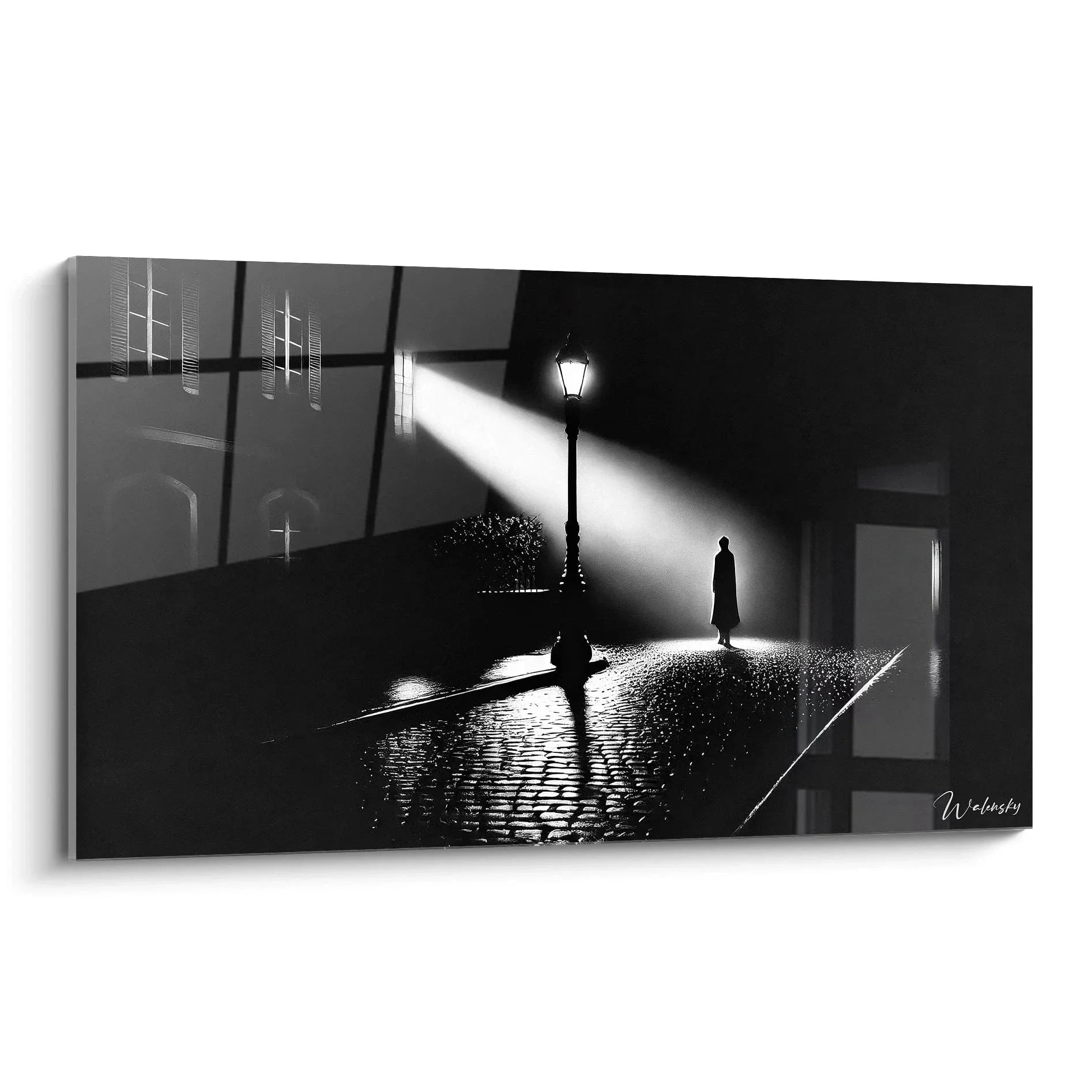 Wandbild Nachtstimmung schwarz-weiß mit Silhouette im Lichtschein einer Straßenlaterne auf nassen Kopfsteinpflastern