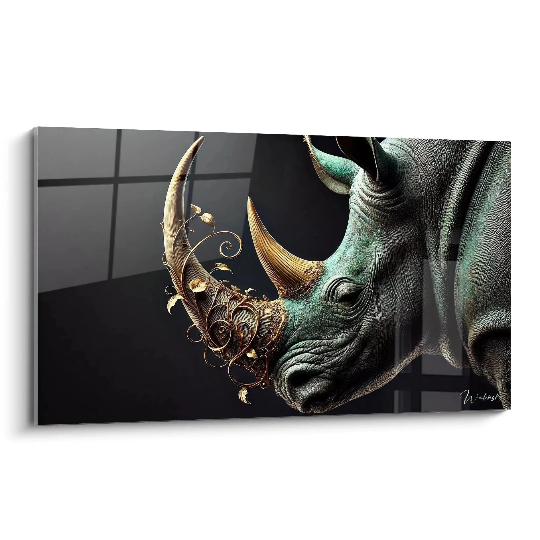 Wandbild Nashorn mit goldenen Ornamenten am Horn, realistische Darstellung in Grau-Grün-Tönen