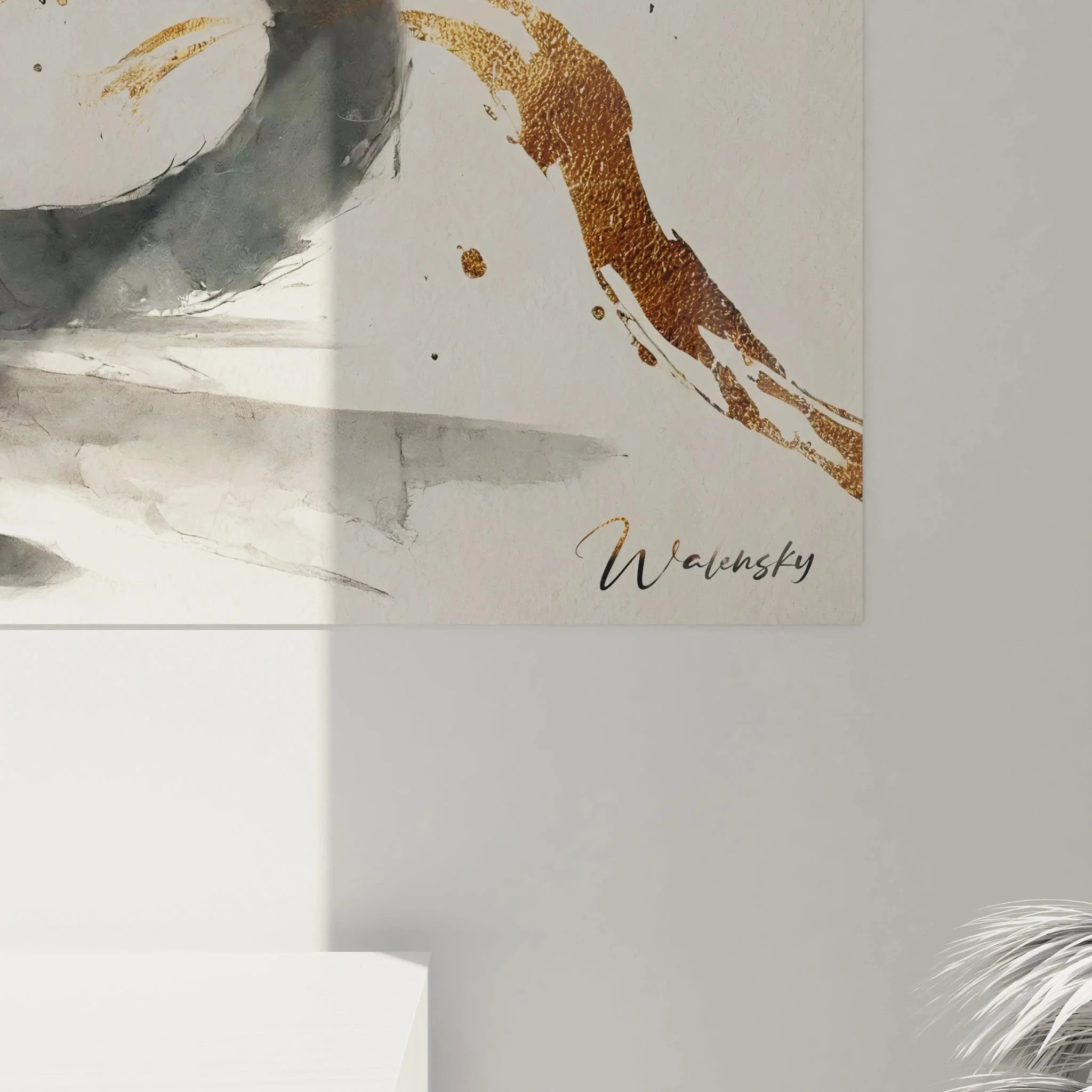 Gesamtansicht Wandbild Raubkatze mit abstrakten grauen und goldenen Elementen auf hellem Hintergrund