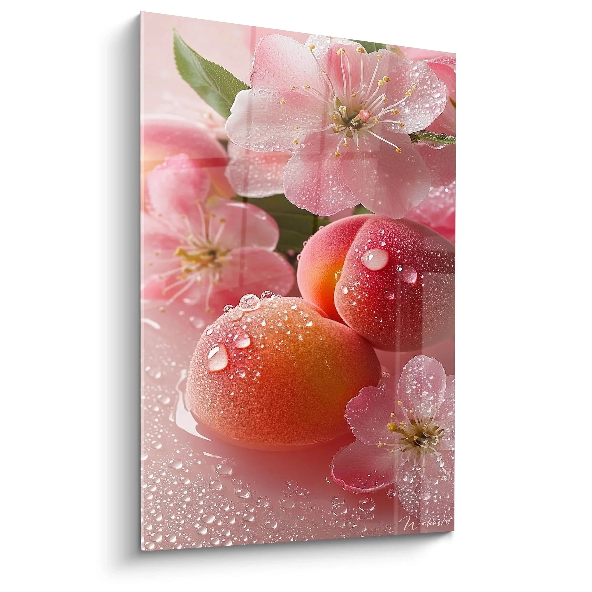 Wandbild mit saftigen Pfirsichen und rosa Blüten, bedeckt mit Wassertropfen auf spiegelnder Oberfläche