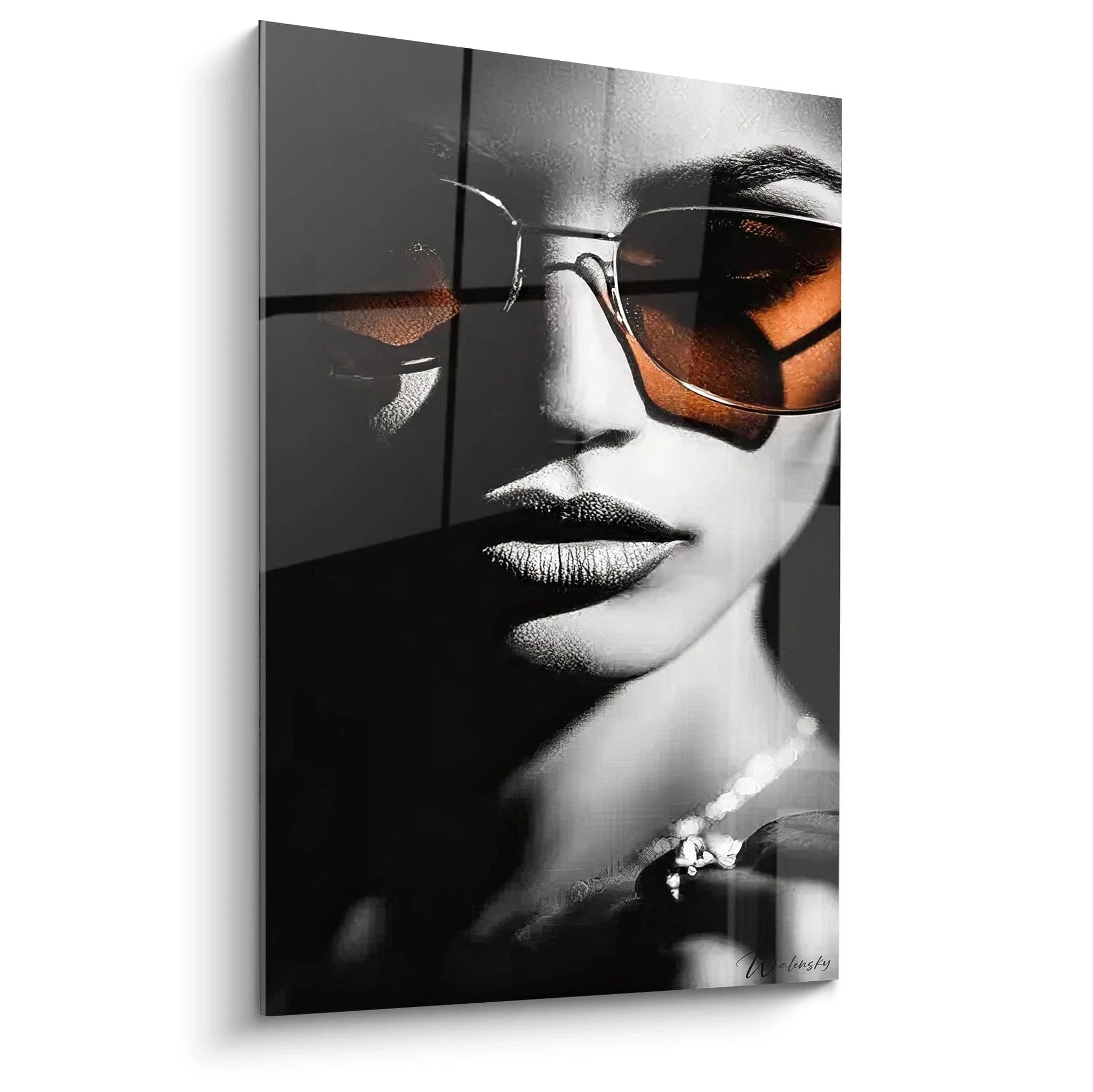 Wandbild Portrait elegante Frau mit Sonnenbrille schwarz-weiß mit goldenen Akzenten