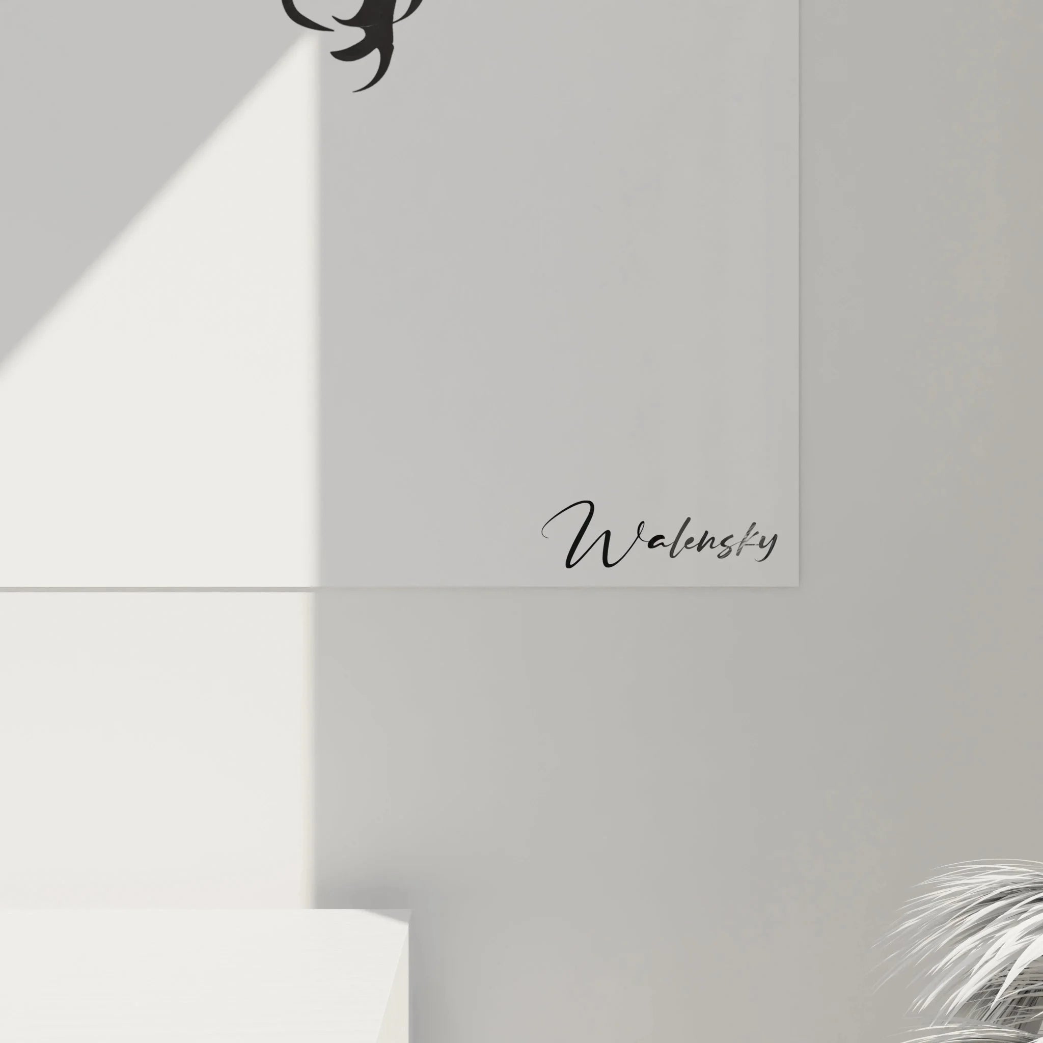 Gesamtansicht Wandbild Rabe im Flug, kraftvolle Bewegung, minimalistische Vogel-Wandkunst auf weißem Grund