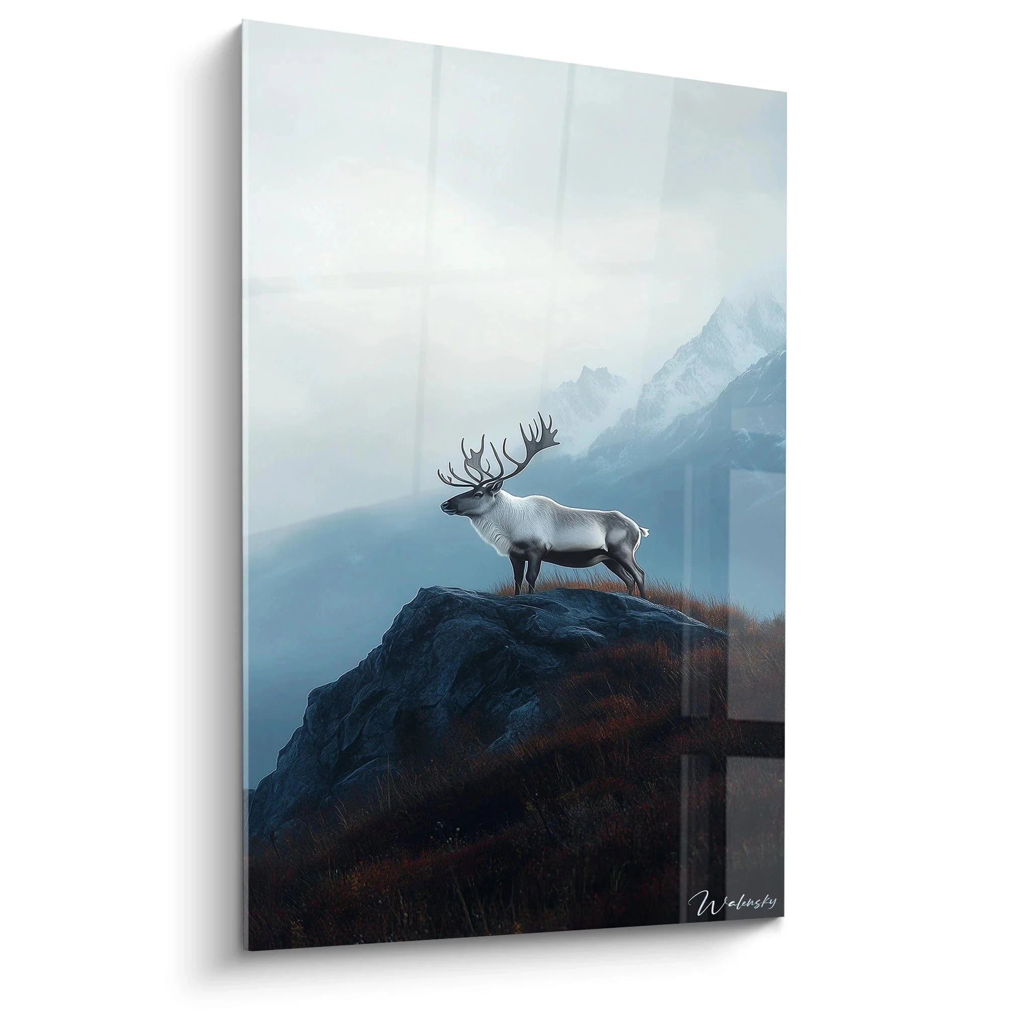 Wandbild Rentier XXL zeigt majestätischen Hirsch mit Geweih auf Felsklippe vor nebliger Gebirgslandschaft Edition Karibu