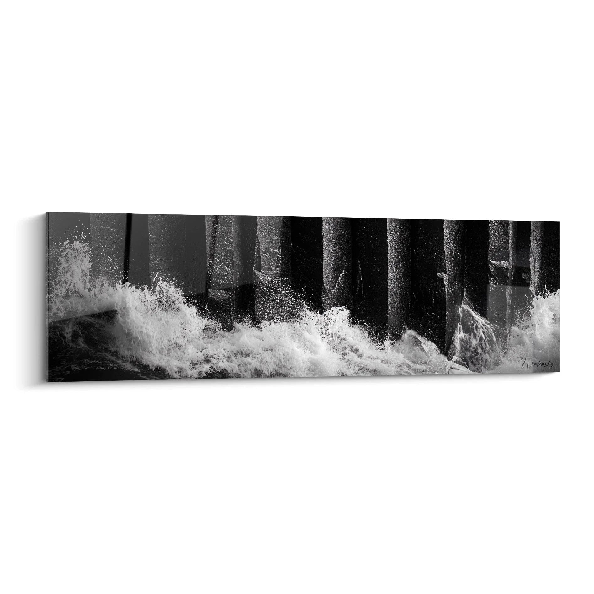 Expressionistisches Wandbild zeigt dramatische Brandung unter Seebrücke in schwarz-weiß Fotografie