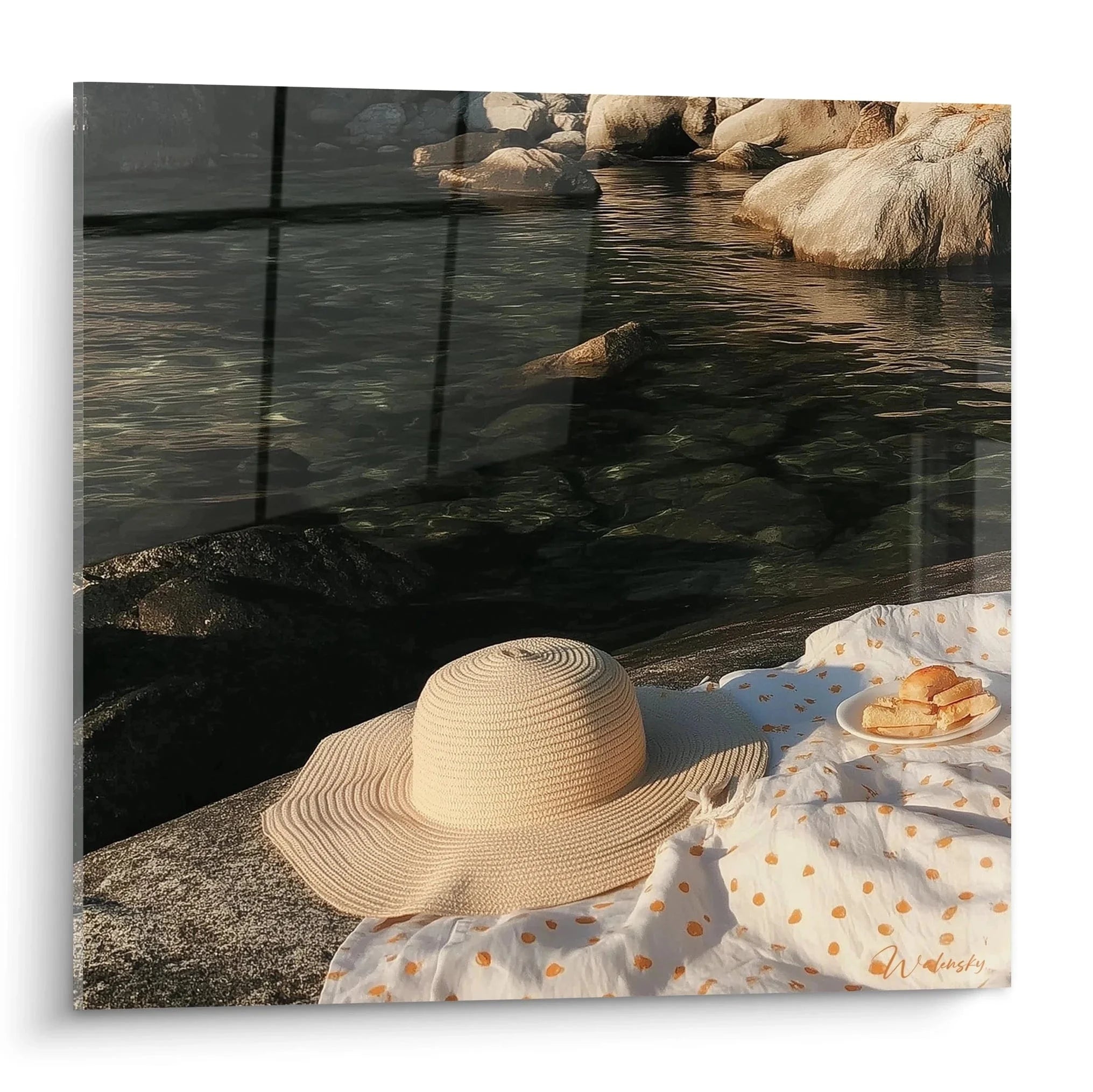 Wandbild Sommerpicknick mit Strohhut und Macarons am Wasser - Edition Sommer Wanddekoration